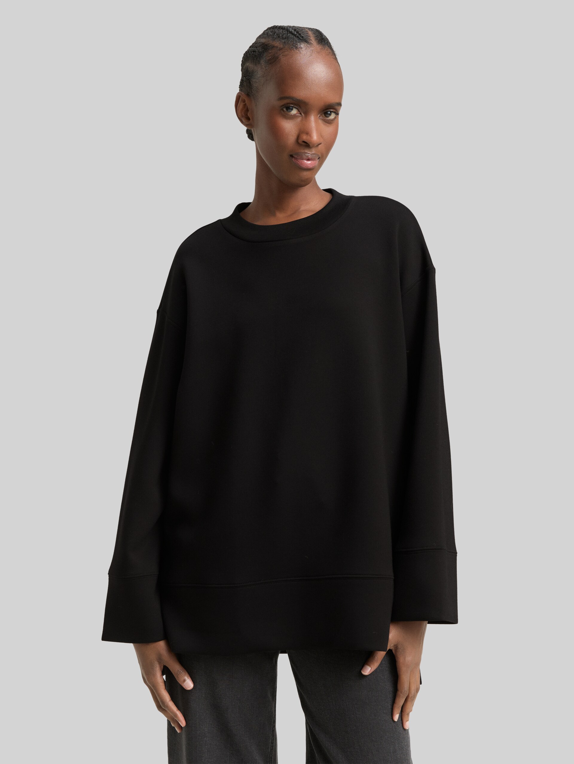 Oversized scuba sweatshirt - deep black - Neckline model front view