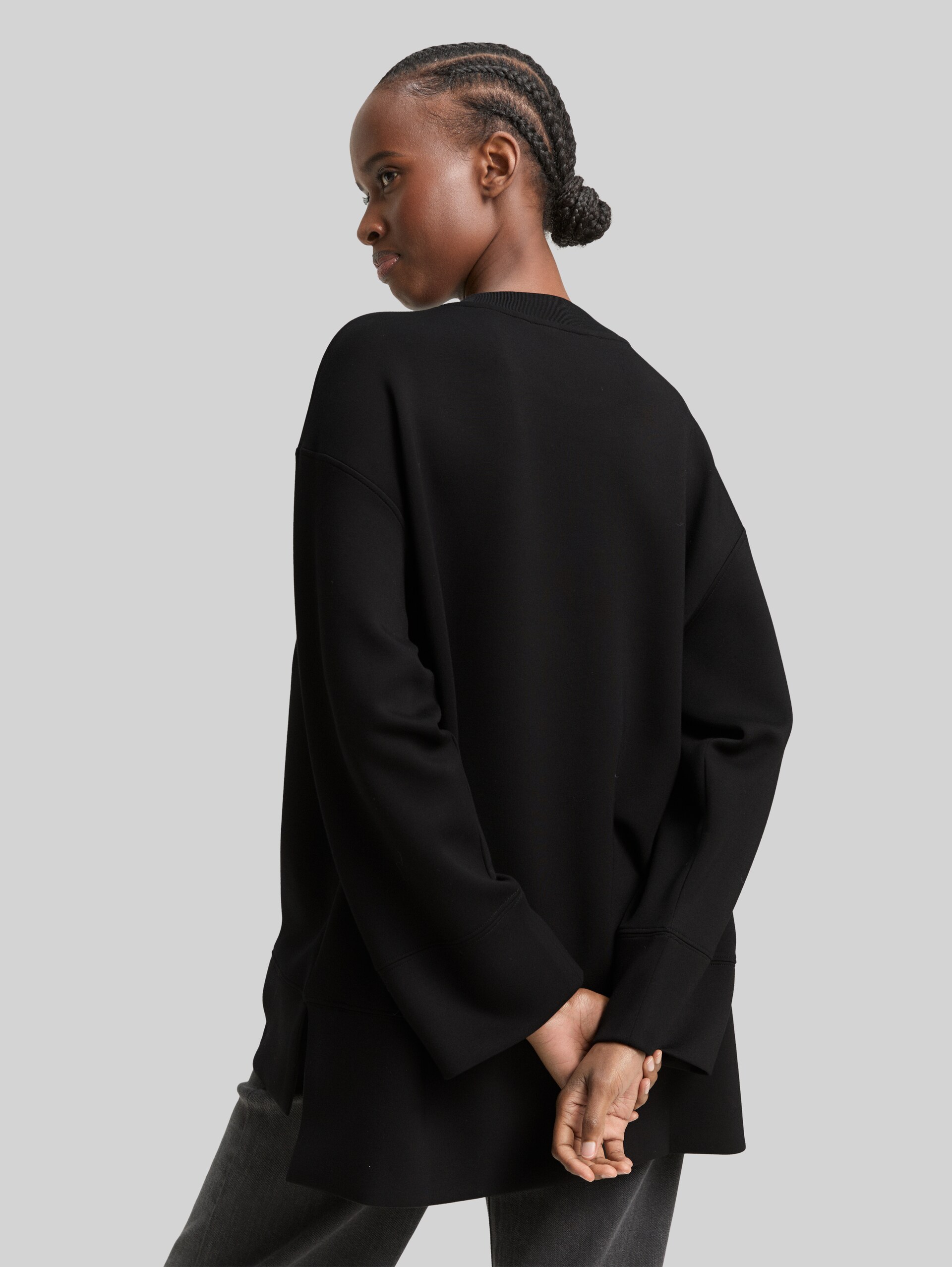 Oversized scuba sweatshirt - deep black - Neckline model-back view