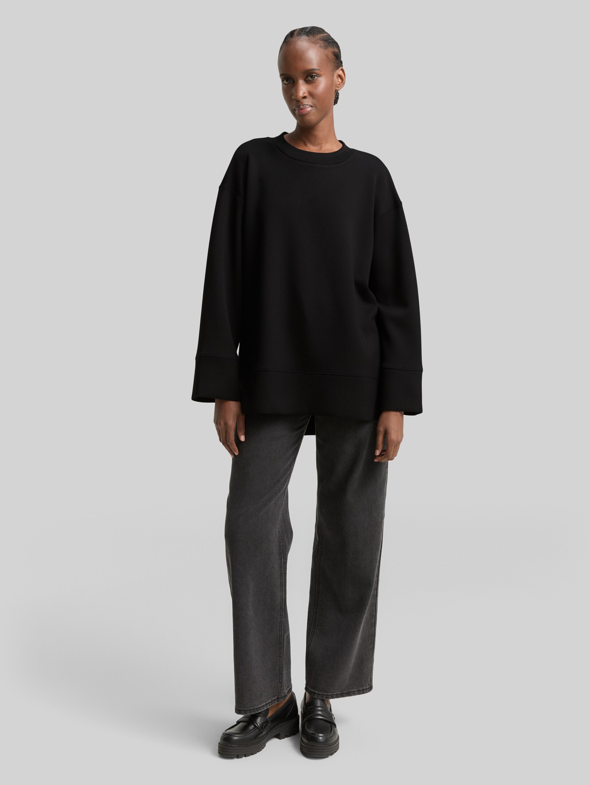 Oversized scuba sweatshirt - deep black - Model front view