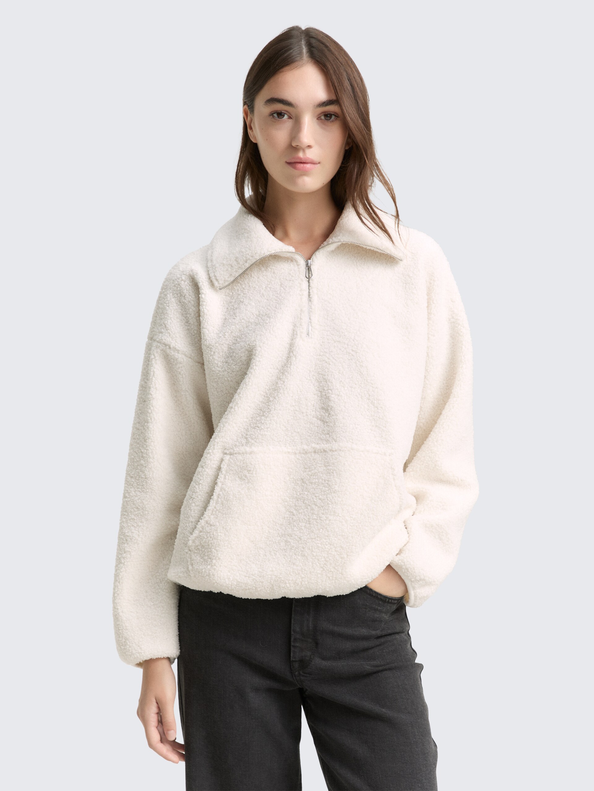 Loose Fit Teddy Sweatshirt - off white - Ausschnitt Model-Vorderansicht