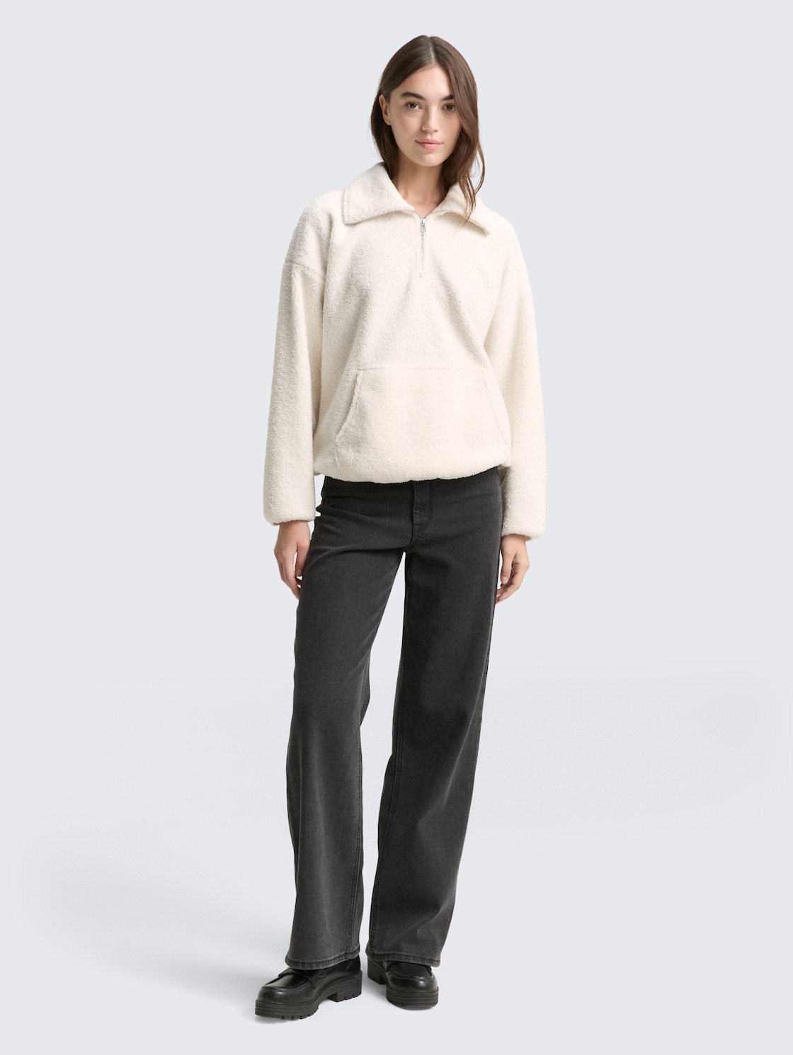 Loose Fit Teddy Sweatshirt - off white - Model-Vorderansicht