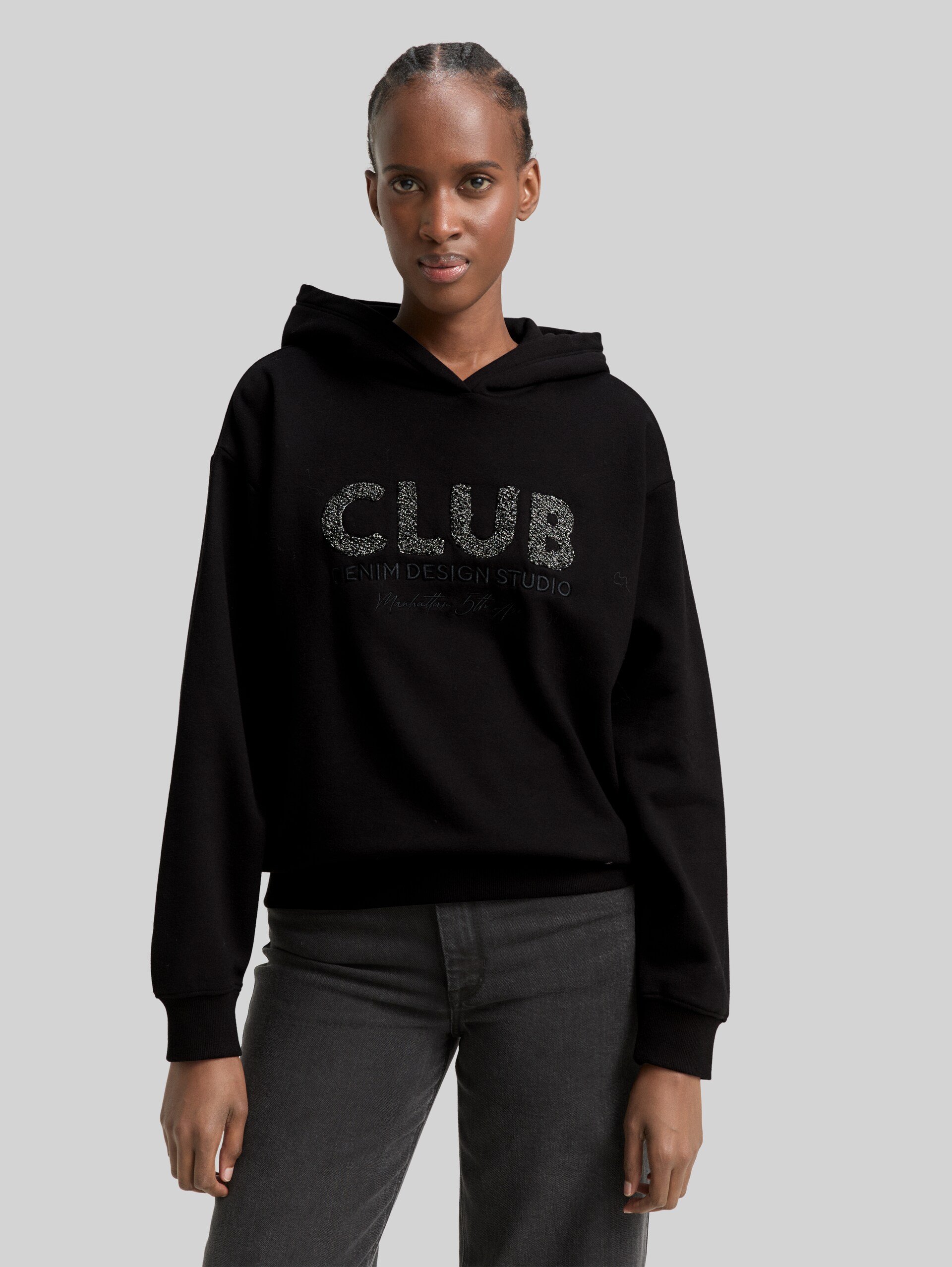 Oversize Hoodie Sweatshirt mit Glitzer-Applikation - deep black - Ausschnitt Model-Vorderansicht