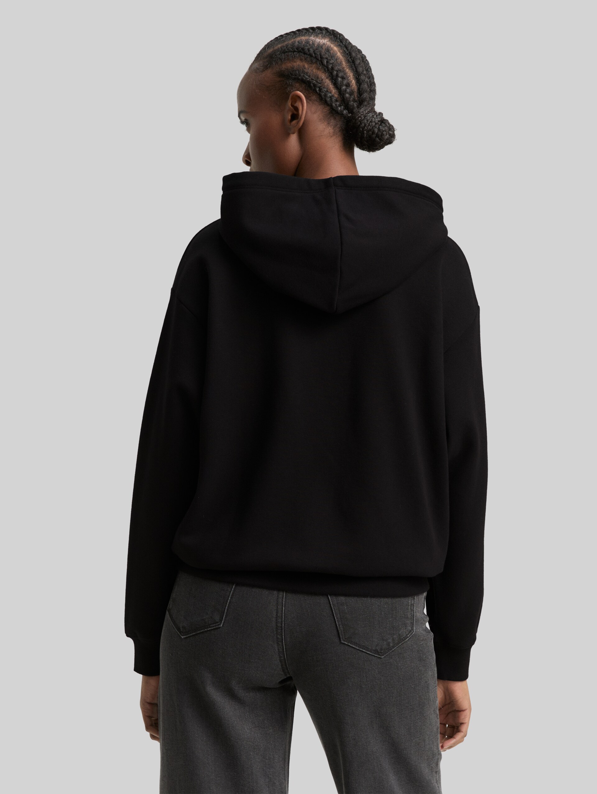 Oversize Hoodie Sweatshirt mit Glitzer-Applikation - deep black - Auschnitt Model-Rückansicht