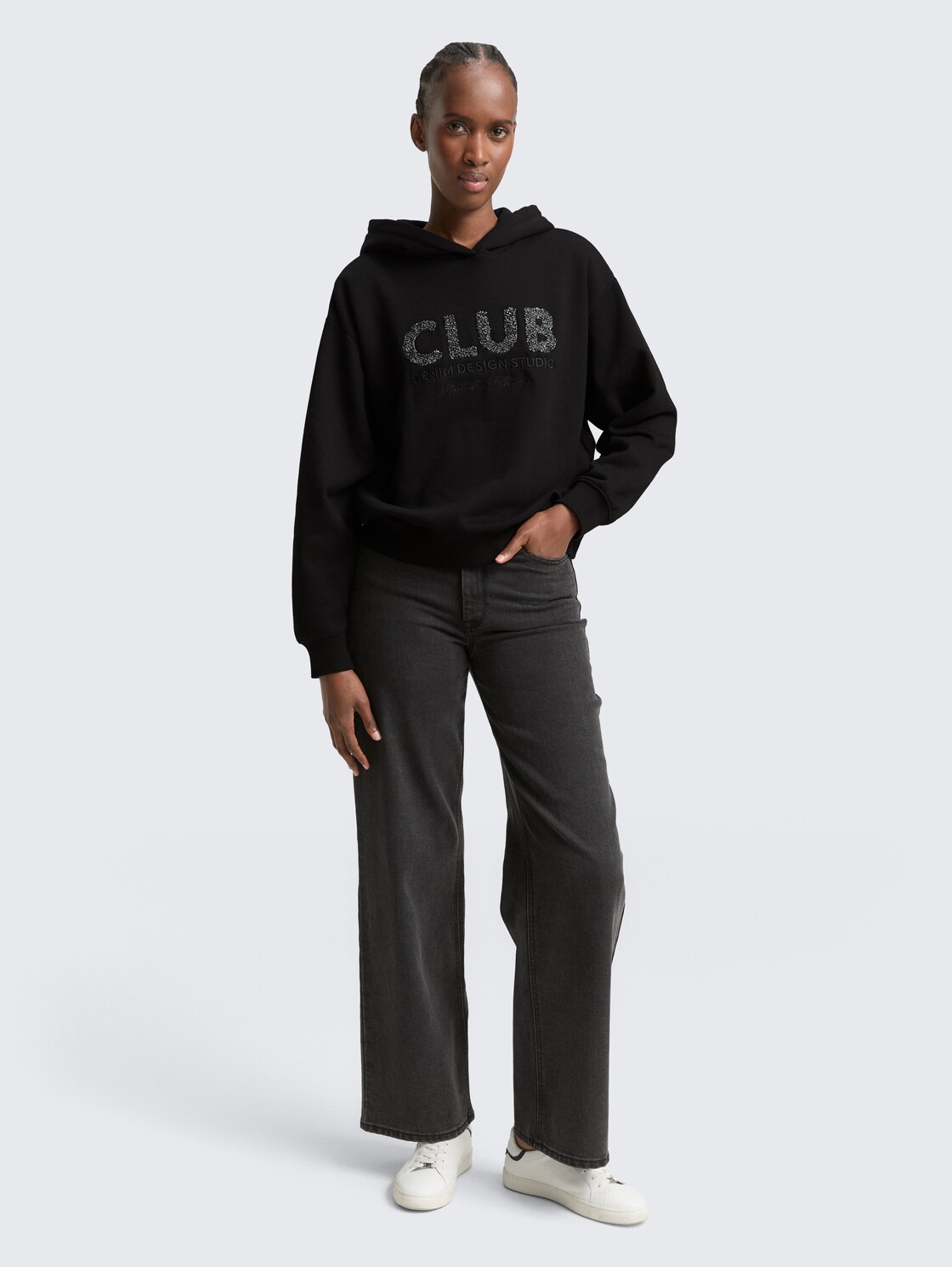 Oversize Hoodie Sweatshirt mit Glitzer-Applikation - deep black - Model-Vorderansicht