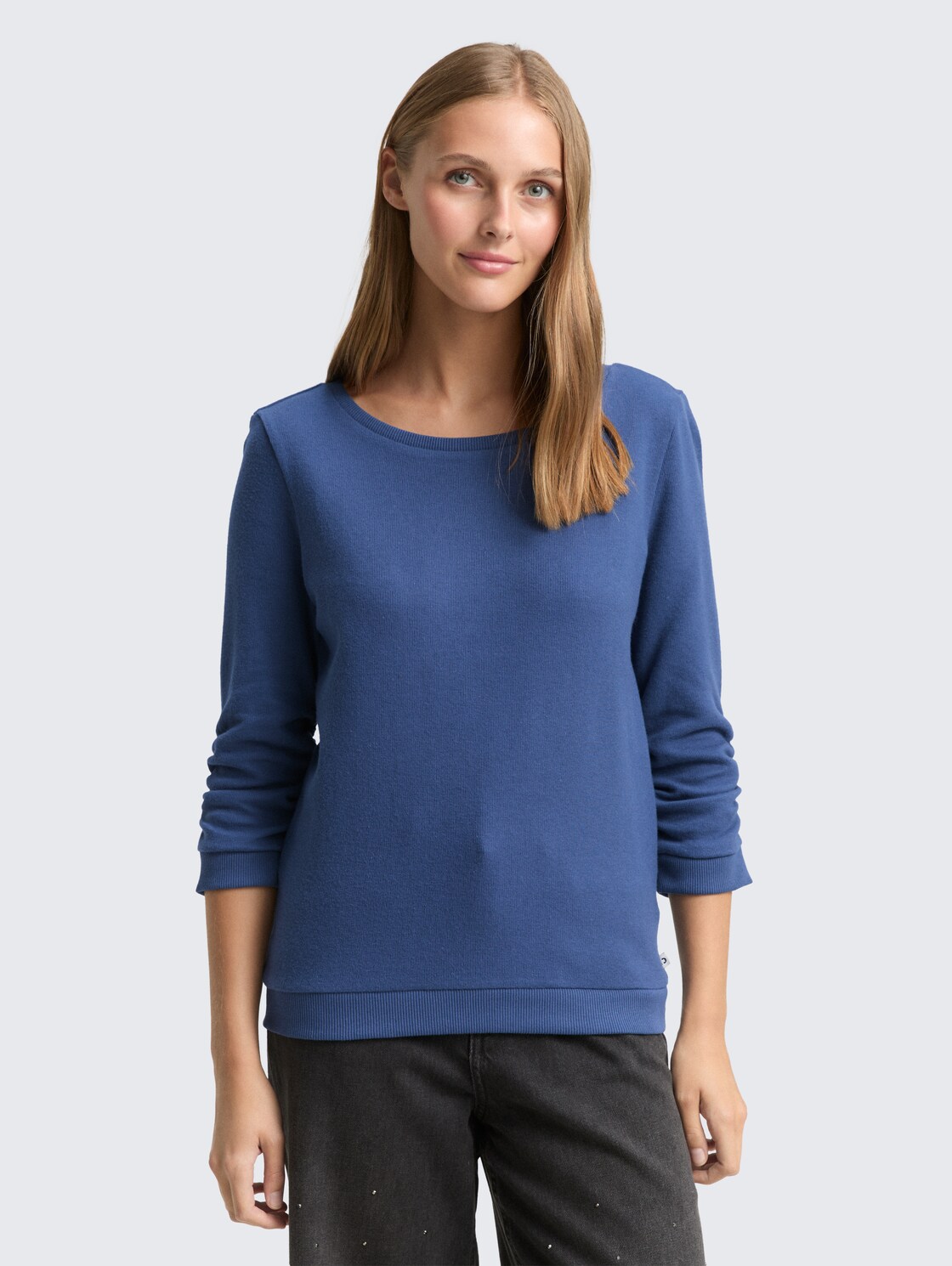 Fitted Sweatshirt mit Raffungen - Dark Duck Blue - Ausschnitt Model-Vorderansicht