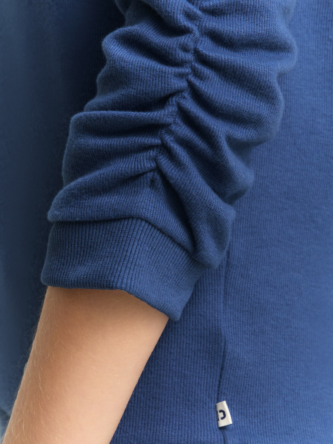 Fitted Sweatshirt mit Raffungen - Dark Duck Blue - Detail-Model-Ansicht