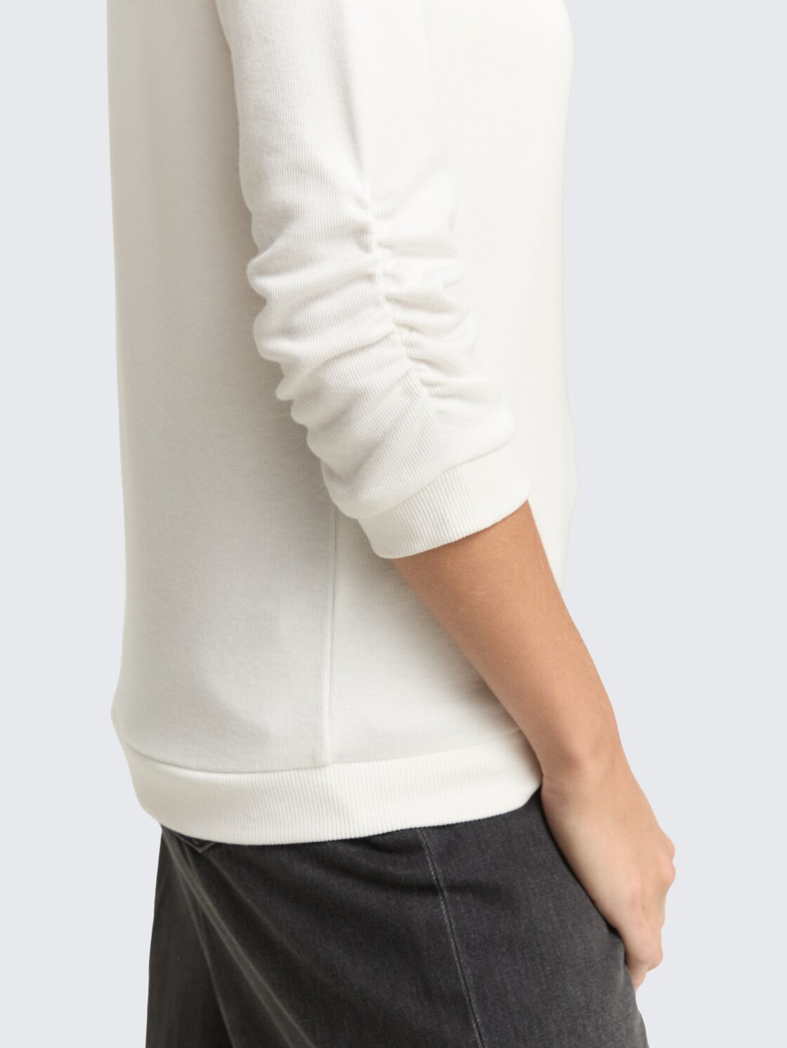 Fitted Sweatshirt mit Raffungen - off white - Detail-Model-Ansicht