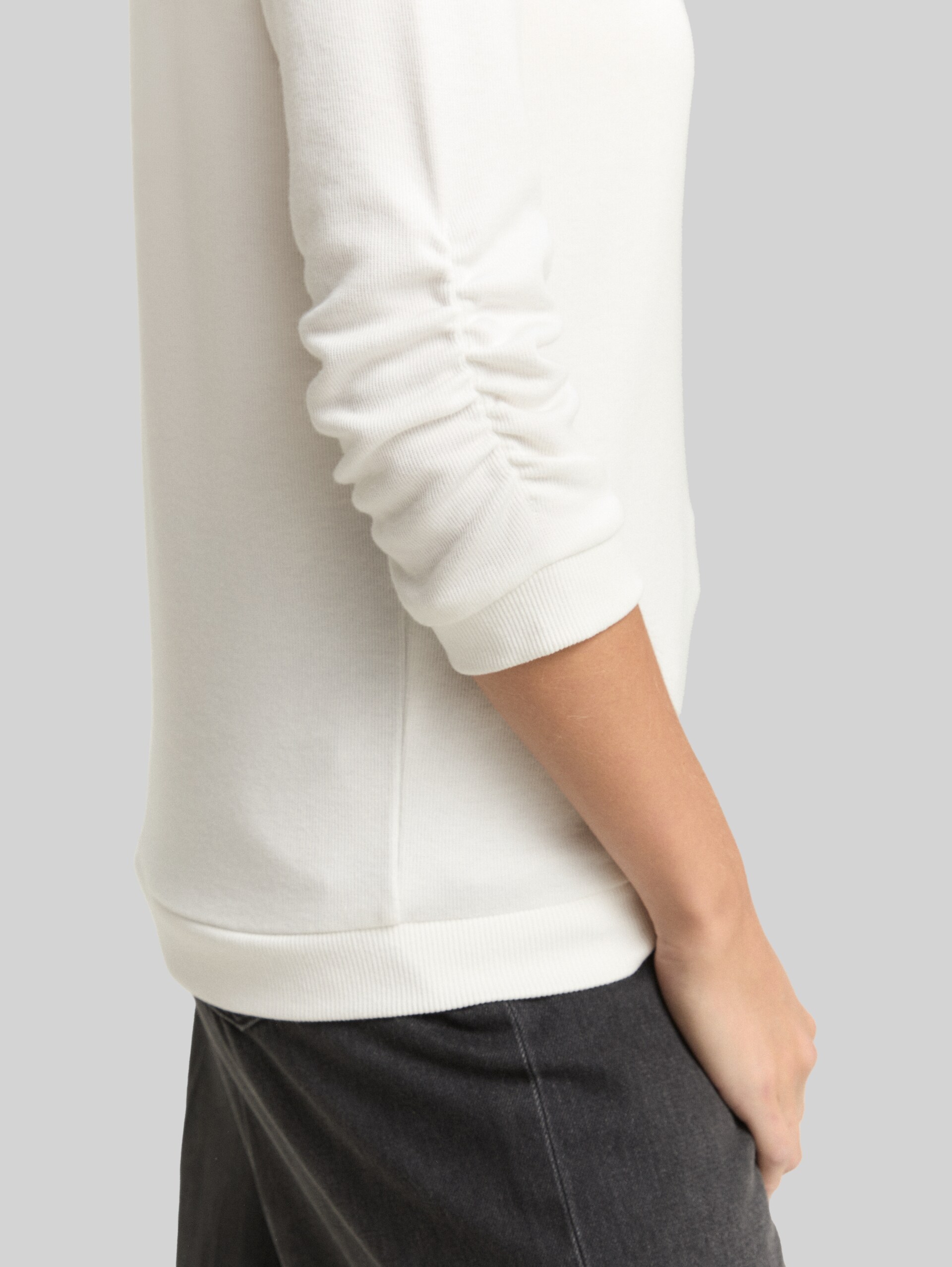 Fitted Sweatshirt mit Raffungen - off white - Detail-Model-Ansicht