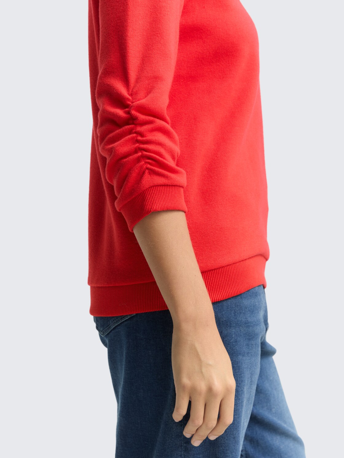 Fitted Sweatshirt mit Raffungen - brilliant red - Detail-Model-Ansicht