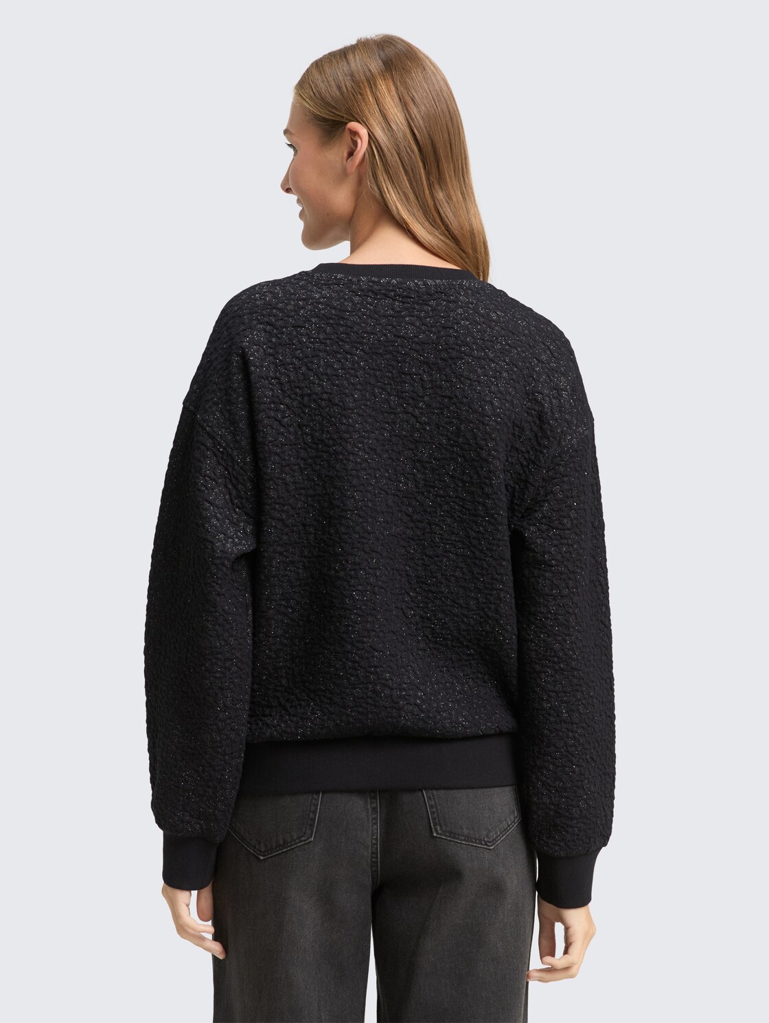 Sweatshirt mit Glitzer-Effekt - black glitter - Auschnitt Model-Rückansicht