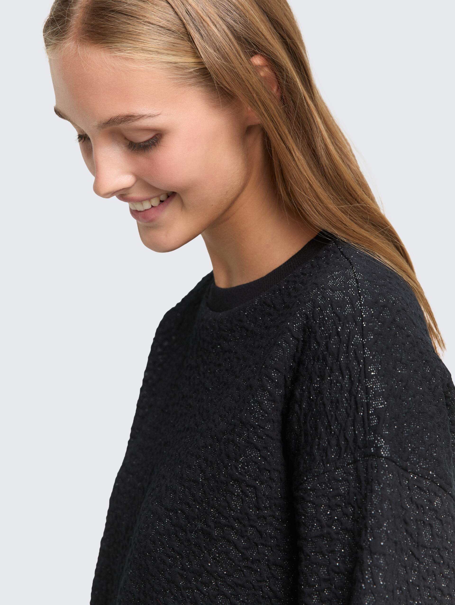 Sweatshirt mit Glitzer-Effekt - black glitter - Detail-Model-Ansicht