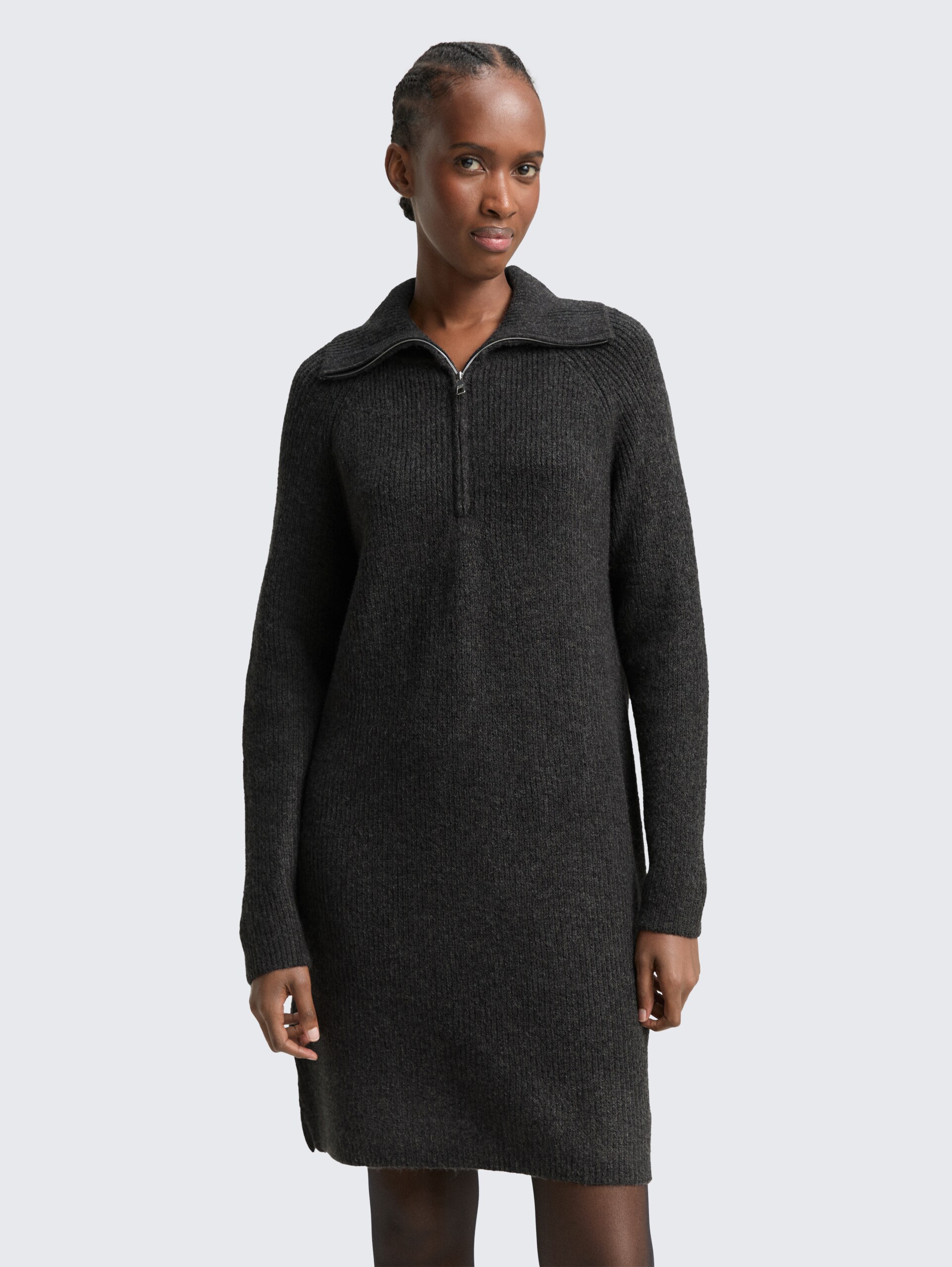 Mini-Kleid mit Troyer-Kragen - Shale Grey Melange - Model-Vorderansicht