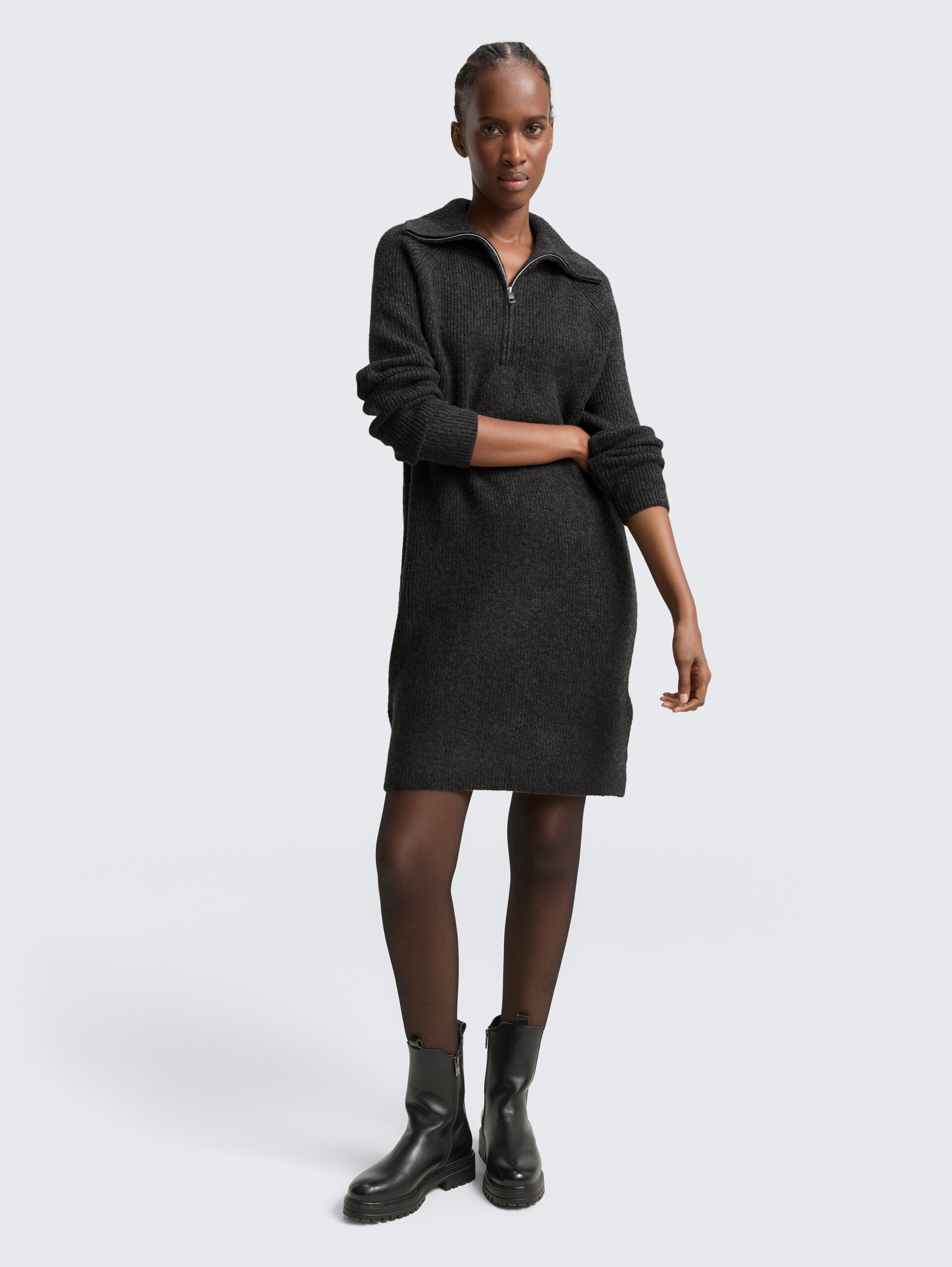 Mini-Kleid mit Troyer-Kragen - Shale Grey Melange - seitliche Model-Ansicht