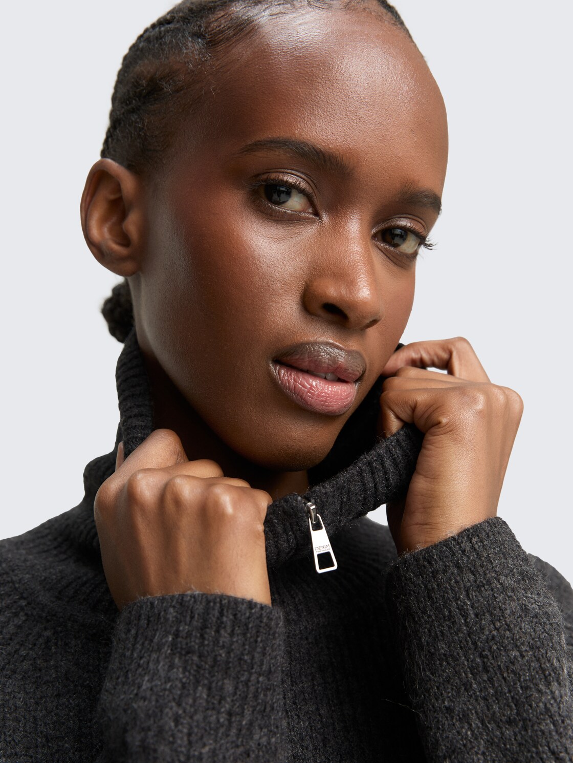 Mini-Kleid mit Troyer-Kragen - Shale Grey Melange - Detail-Model-Ansicht