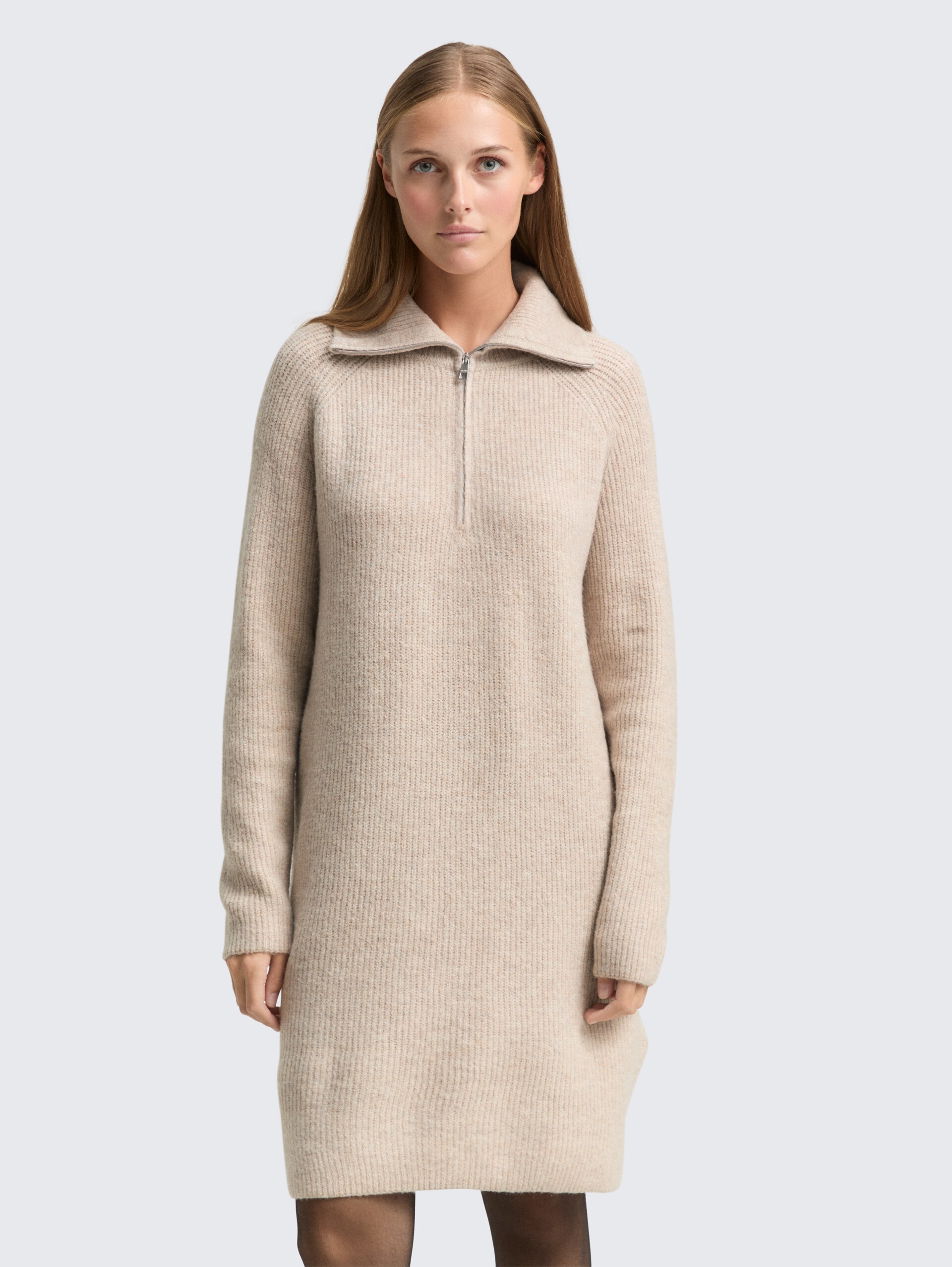 Mini-Kleid mit Troyer-Kragen - cosy beige melange - Model-Vorderansicht