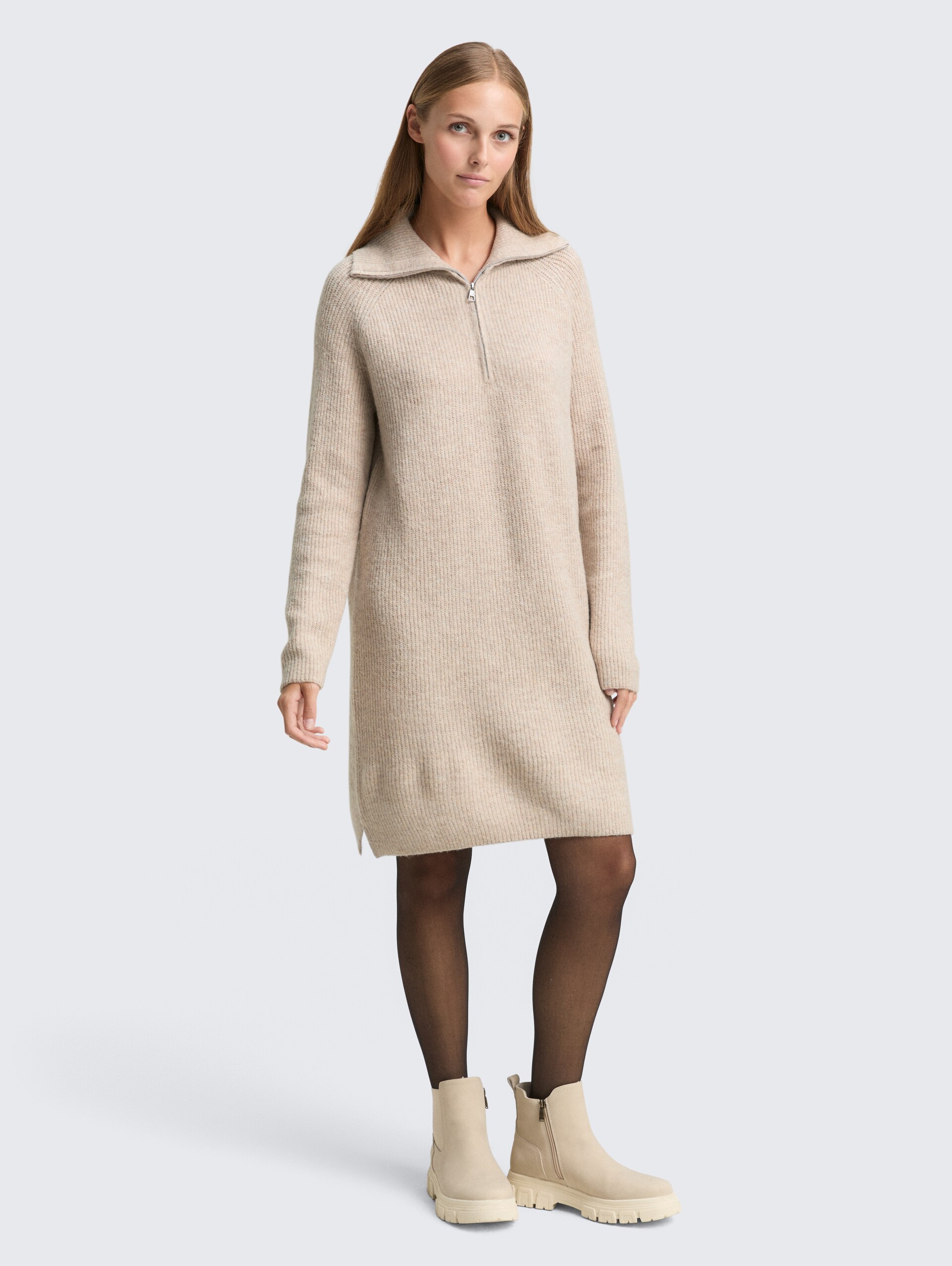 Mini-Kleid mit Troyer-Kragen - cosy beige melange - seitliche Model-Ansicht