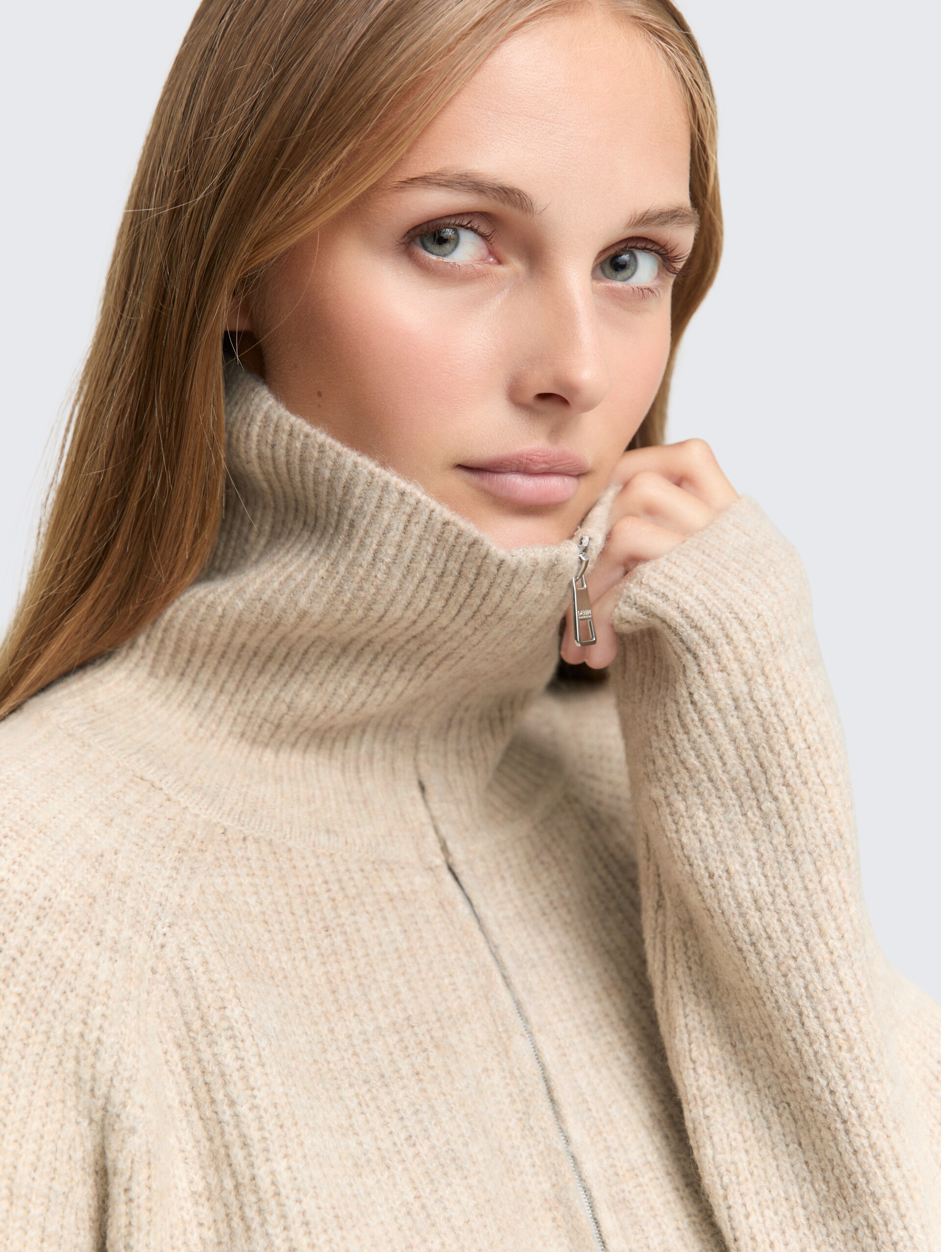 Mini-Kleid mit Troyer-Kragen - cosy beige melange - Detail-Model-Ansicht