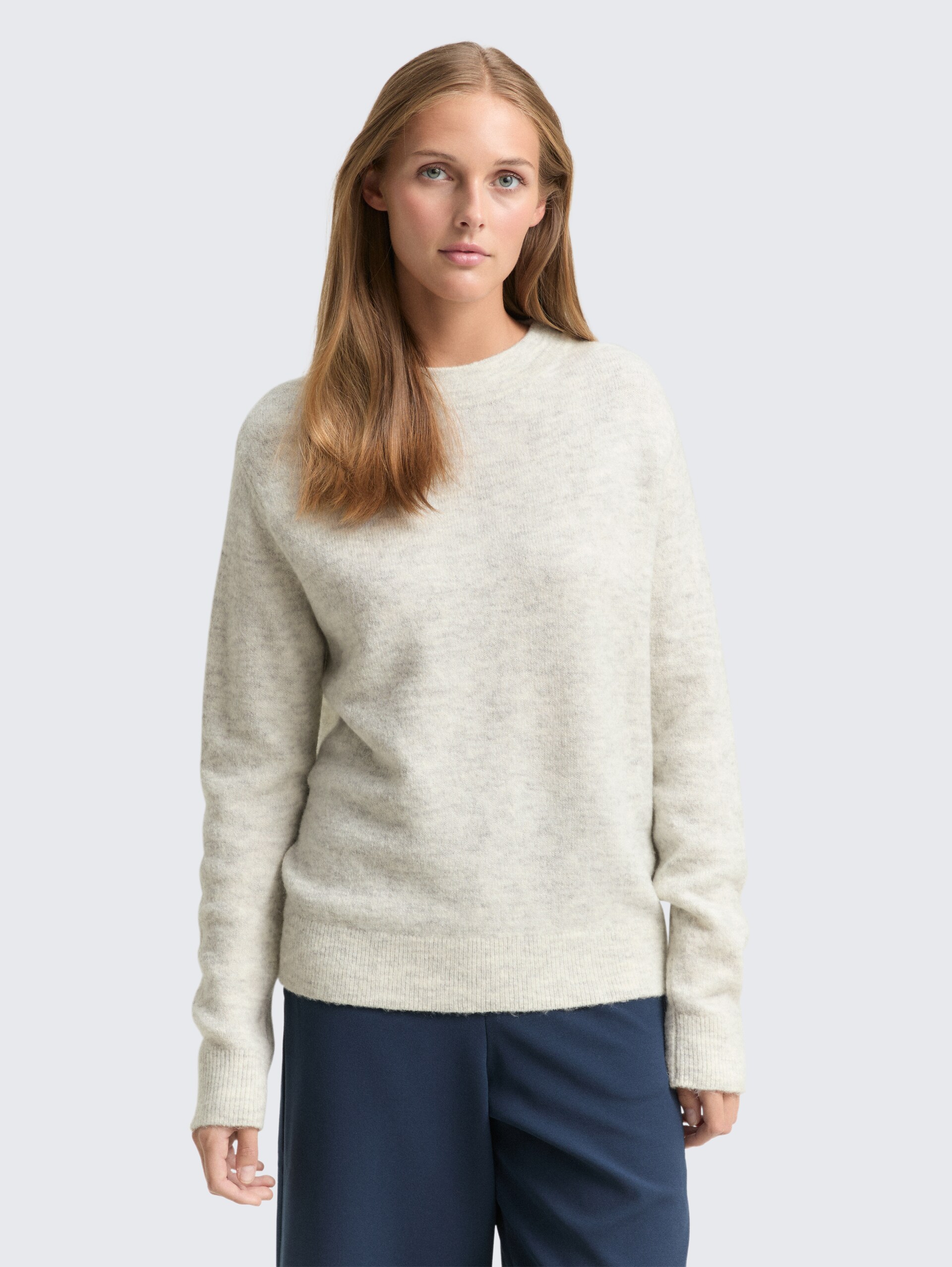 Cosy Strickpullover - Marble Beige Melange - Ausschnitt Model-Vorderansicht
