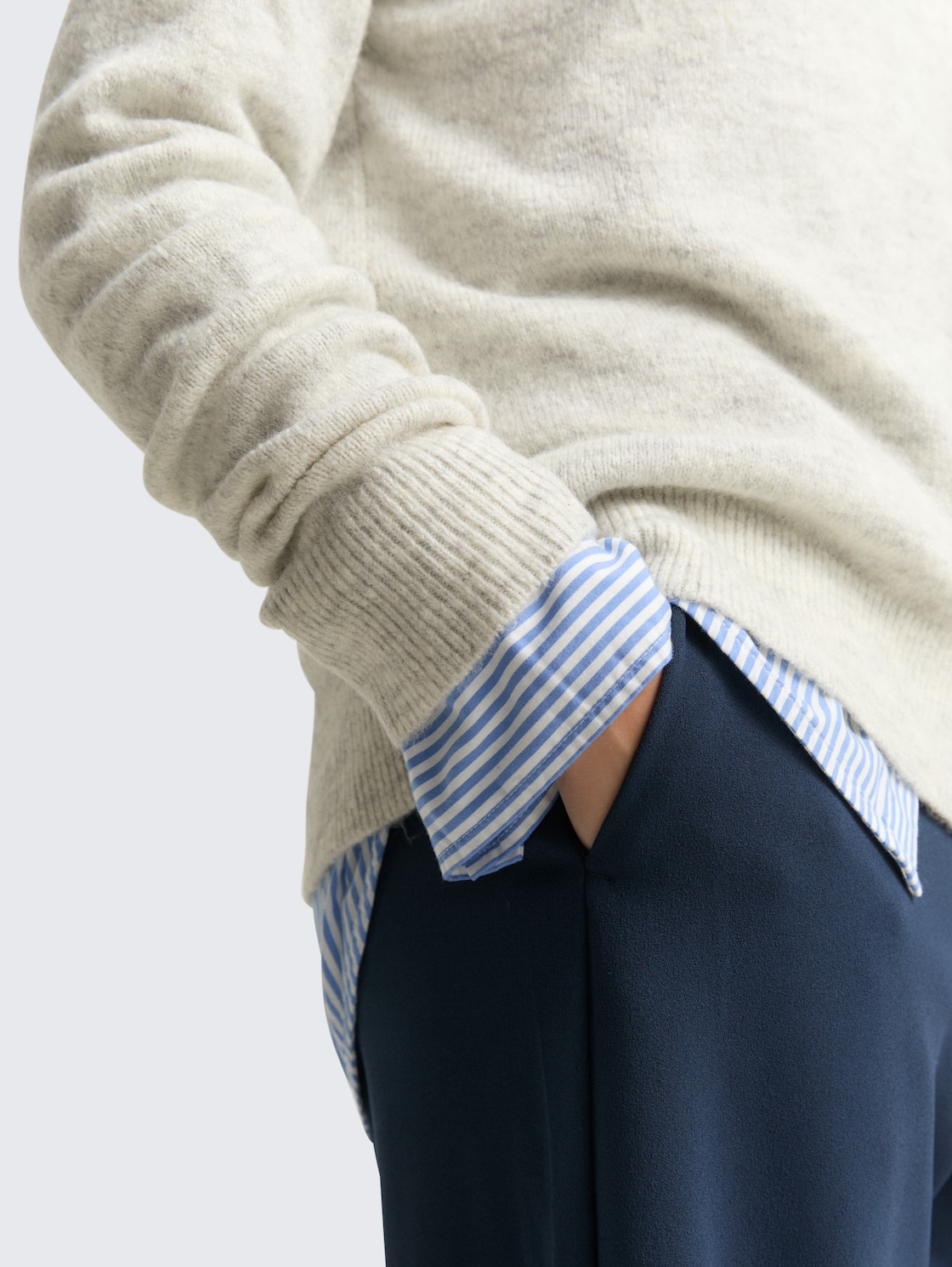 Cosy Strickpullover - Marble Beige Melange - Detail-Model-Ansicht