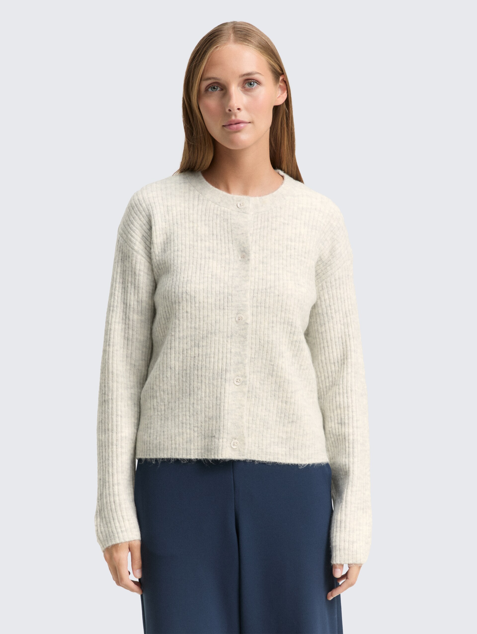 Cosy Cardigan mit Rundhalsausschnitt - Marble Beige Melange - Ausschnitt Model-Vorderansicht