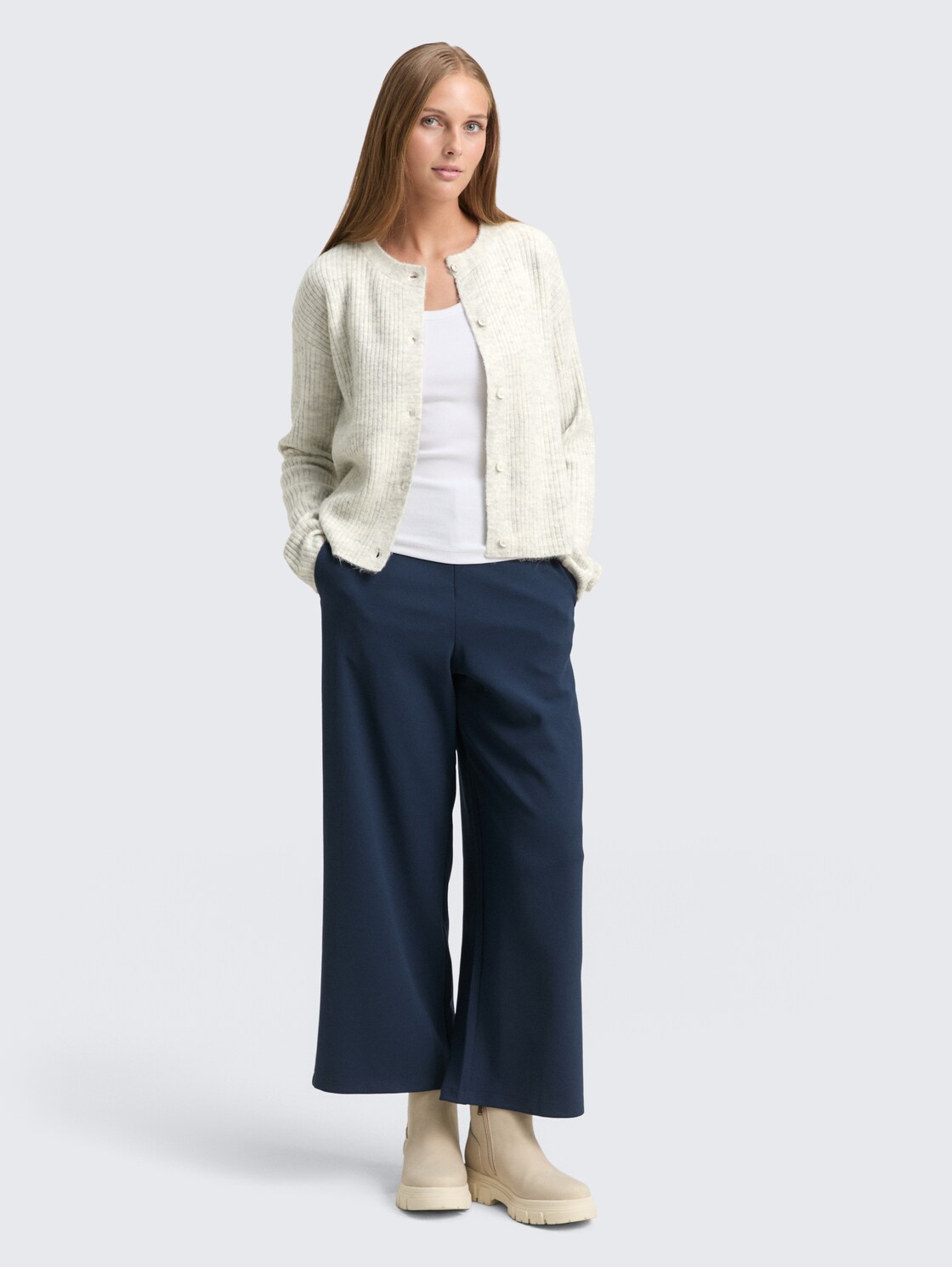 Cosy Cardigan mit Rundhalsausschnitt - Marble Beige Melange - Model-Vorderansicht