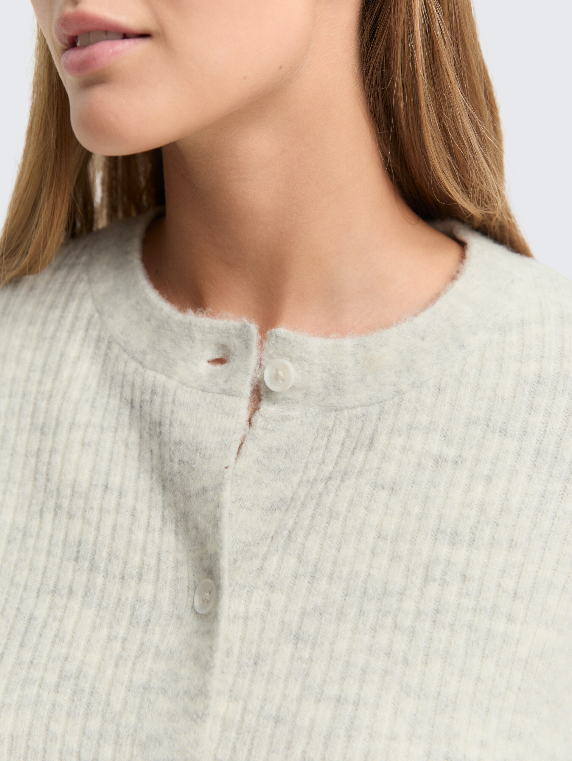 Cosy Cardigan mit Rundhalsausschnitt - Marble Beige Melange - Detail-Model-Ansicht