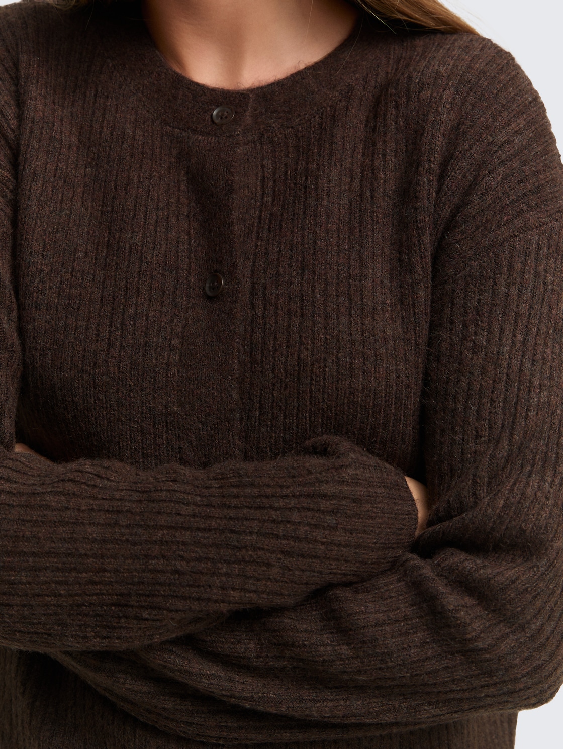 Cosy Cardigan mit Rundhalsausschnitt - soft chocolate brown melange - Detail-Model-Ansicht