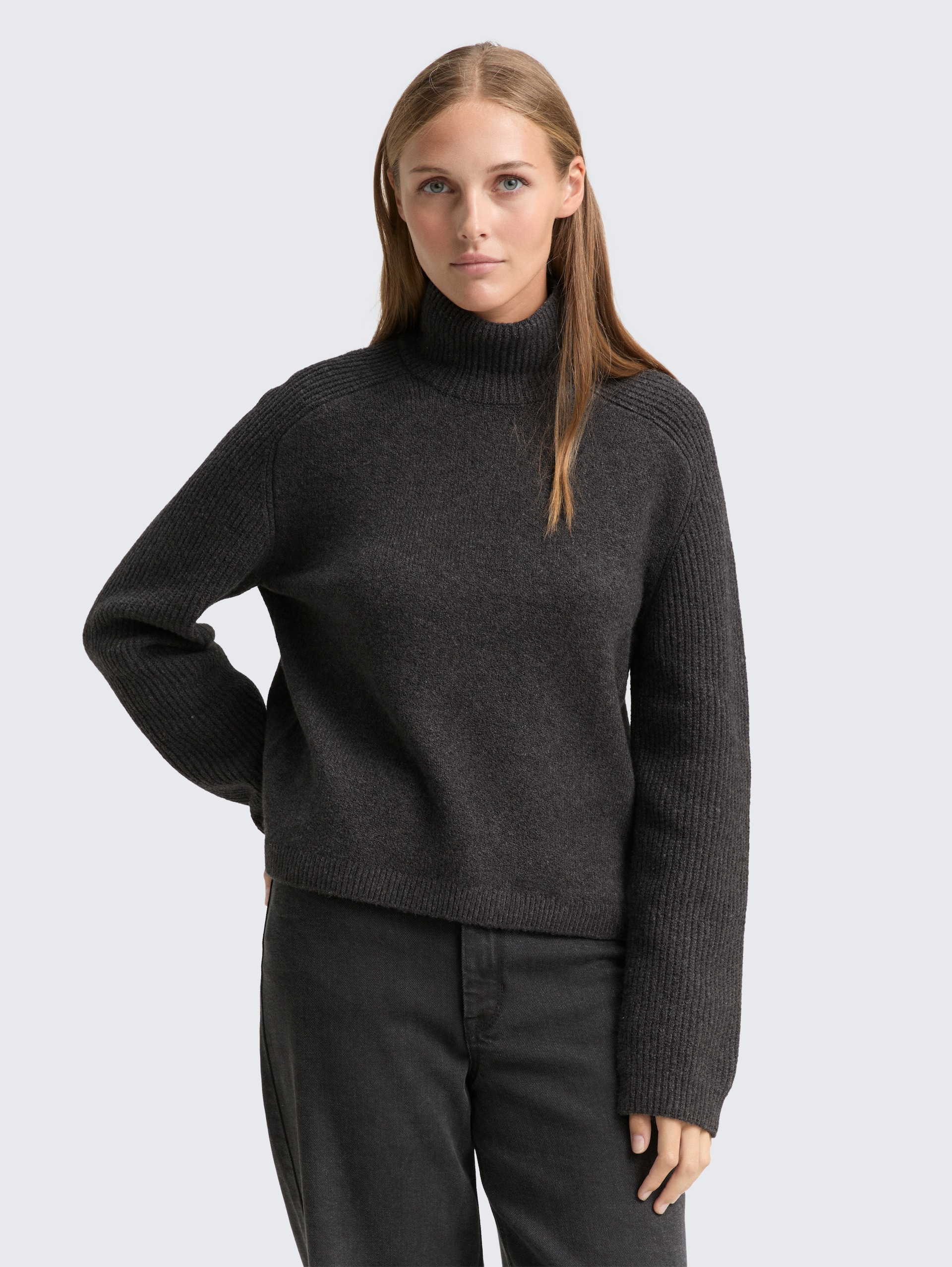 Relaxed Fit Strickpullover mit Stehkragen - Shale Grey Melange - Ausschnitt Model-Vorderansicht