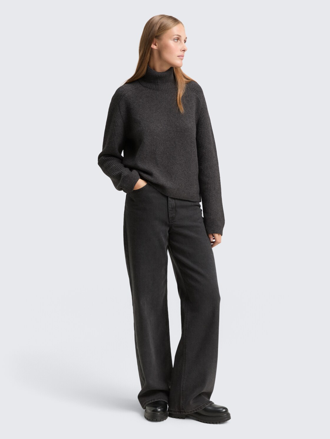 Relaxed Fit Strickpullover mit Stehkragen - Shale Grey Melange - Model-Vorderansicht