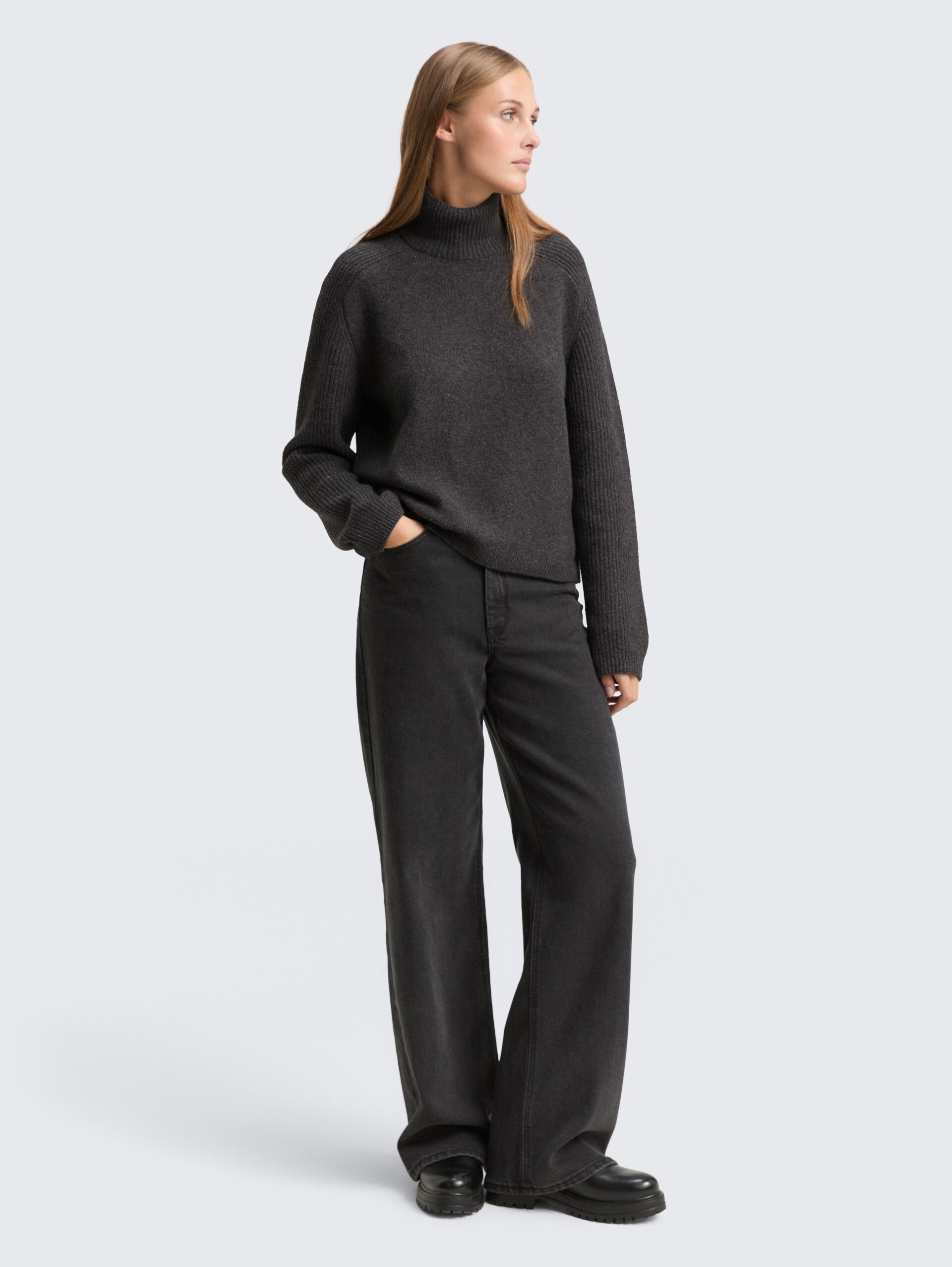 Relaxed Fit Strickpullover mit Stehkragen - Shale Grey Melange - Model-Vorderansicht