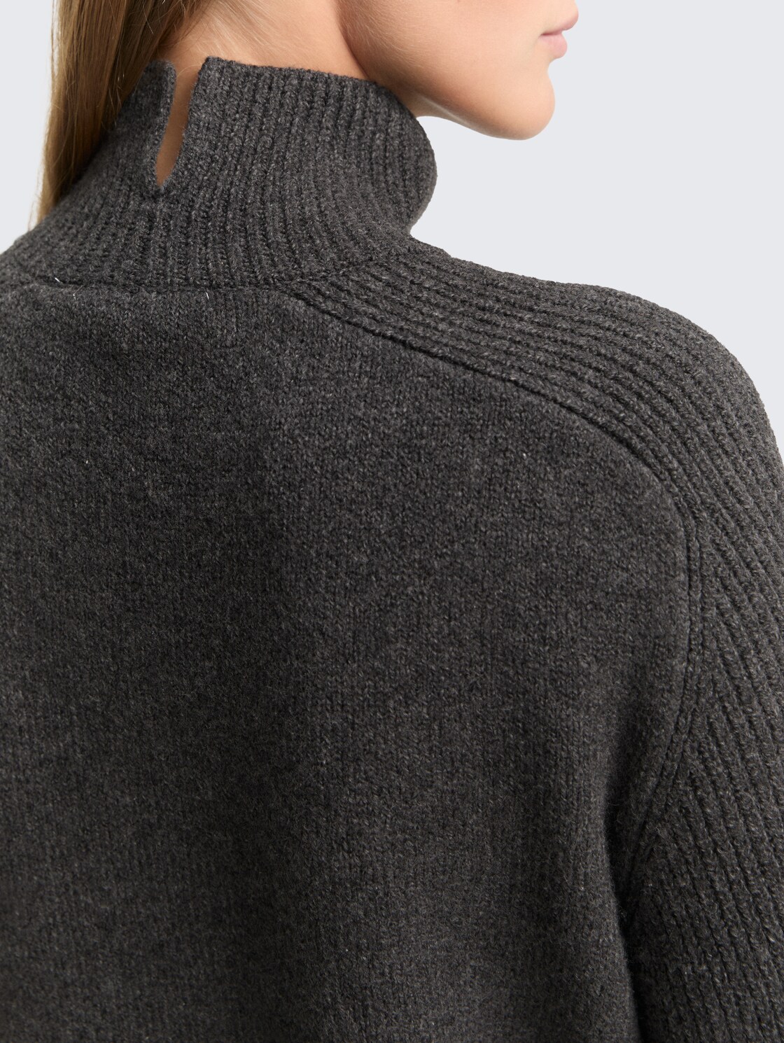 Relaxed Fit Strickpullover mit Stehkragen - Shale Grey Melange - Detail-Model-Ansicht