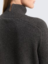 Relaxed Fit Strickpullover mit Stehkragen - Shale Grey Melange - Detail-Model-Ansicht