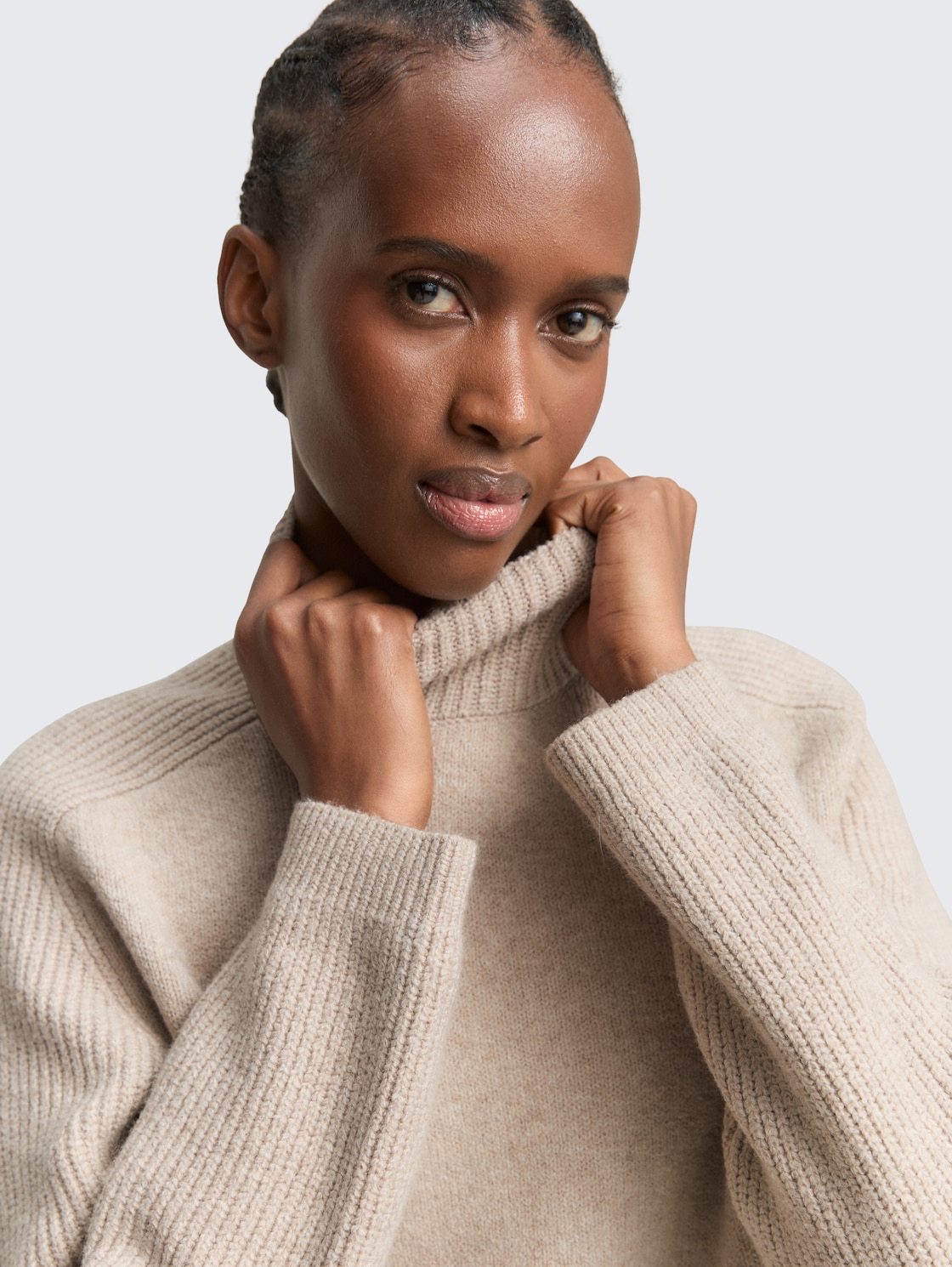 Relaxed Fit Strickpullover mit Stehkragen - cosy beige melange - Detail-Model-Ansicht