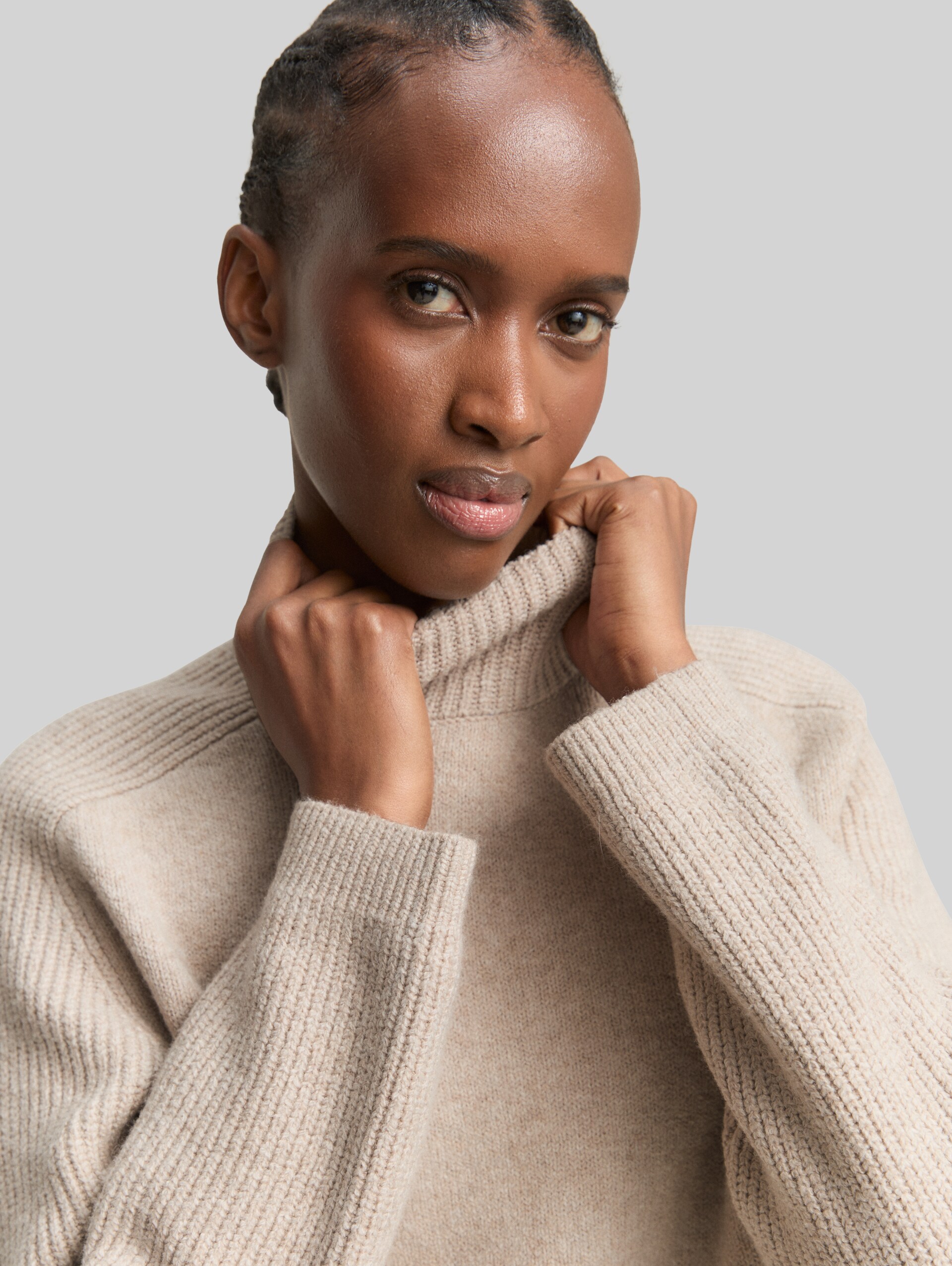 Relaxed fit knitted jumper with stand-up collar - cosy beige melange - Detail model view