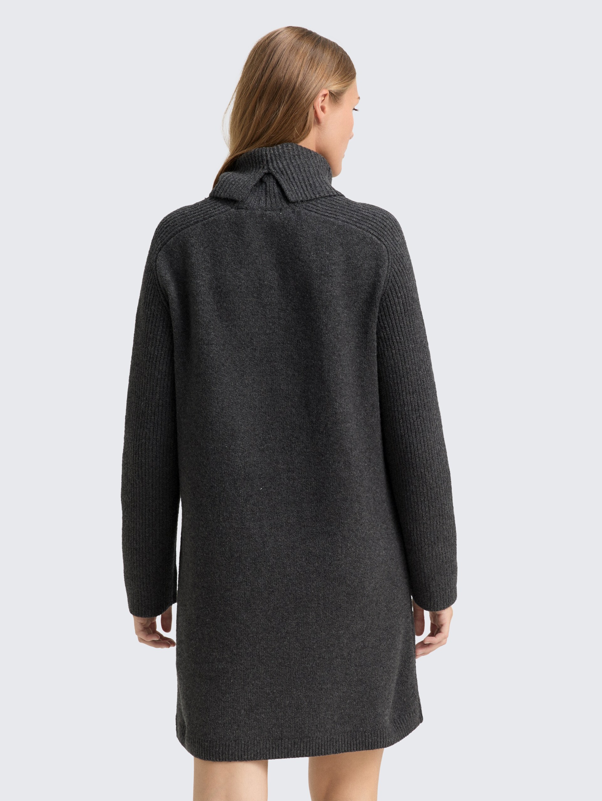 Mini-Kleid mit Rollkragen - Shale Grey Melange - Model-Rückansicht