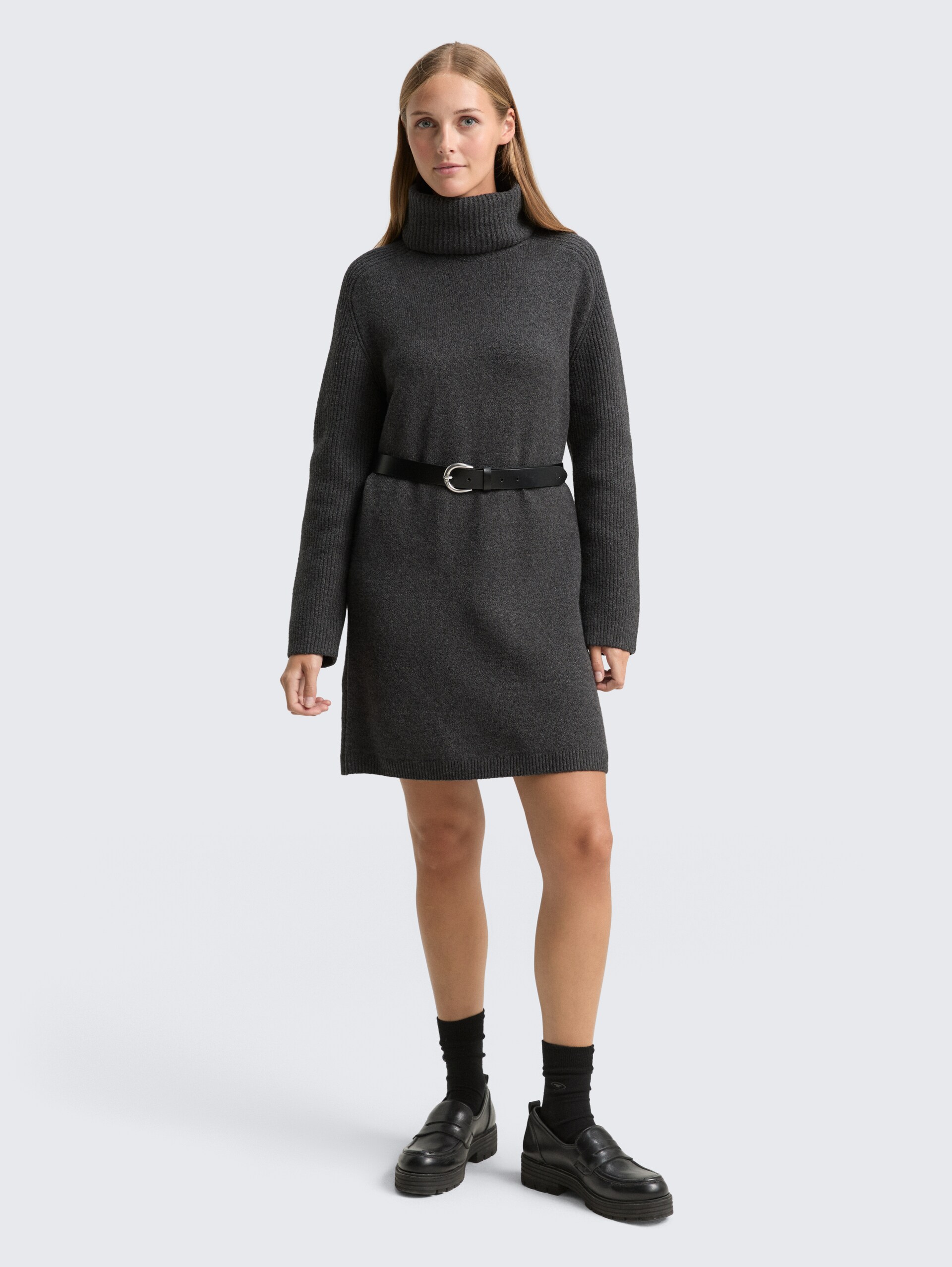 Mini-Kleid mit Rollkragen - Shale Grey Melange - seitliche Model-Ansicht