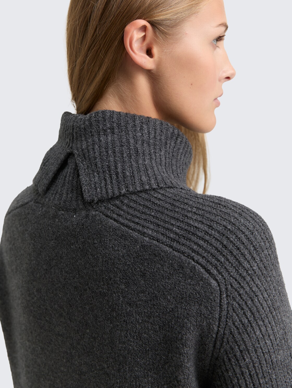 Mini-Kleid mit Rollkragen - Shale Grey Melange - Detail-Model-Ansicht