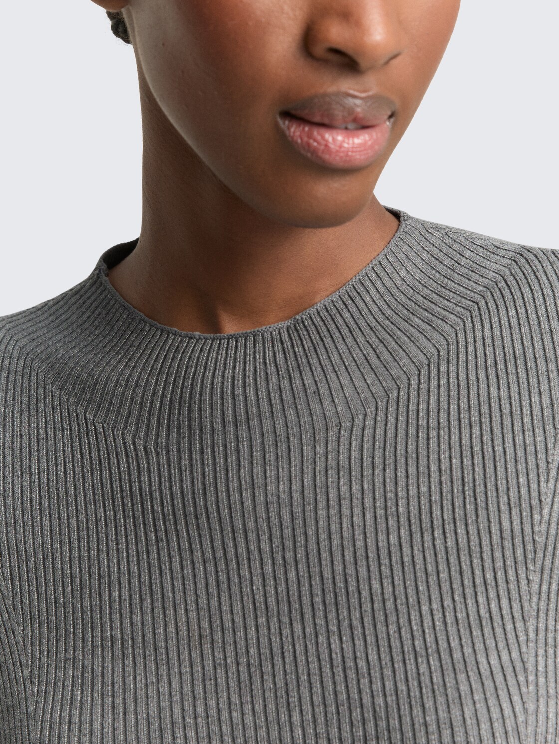 Tight Fit Strickpullover - Stormy Gray Melange - Detail-Model-Ansicht