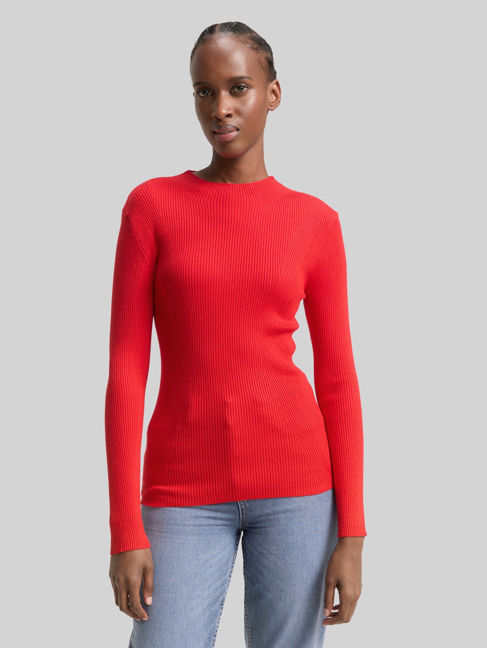 Tight-fit knitted jumper - brilliant red - Neckline model front view