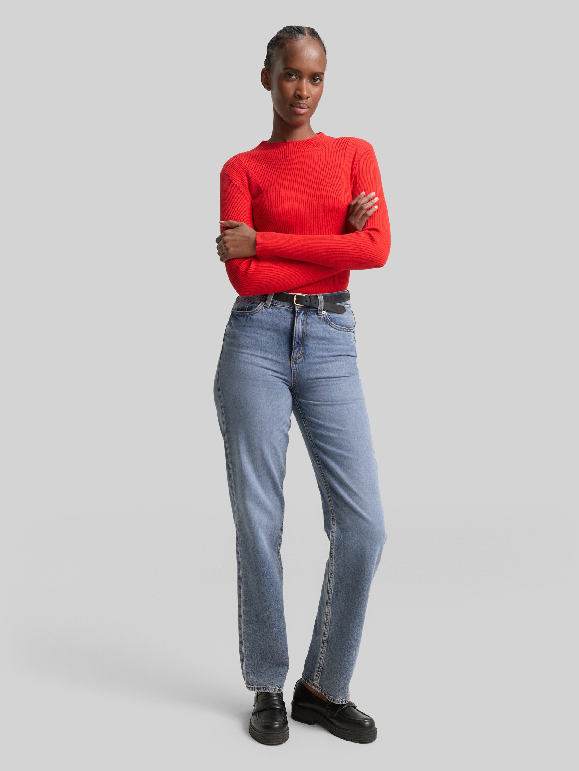 Tight-fit knitted jumper - brilliant red - Model front view