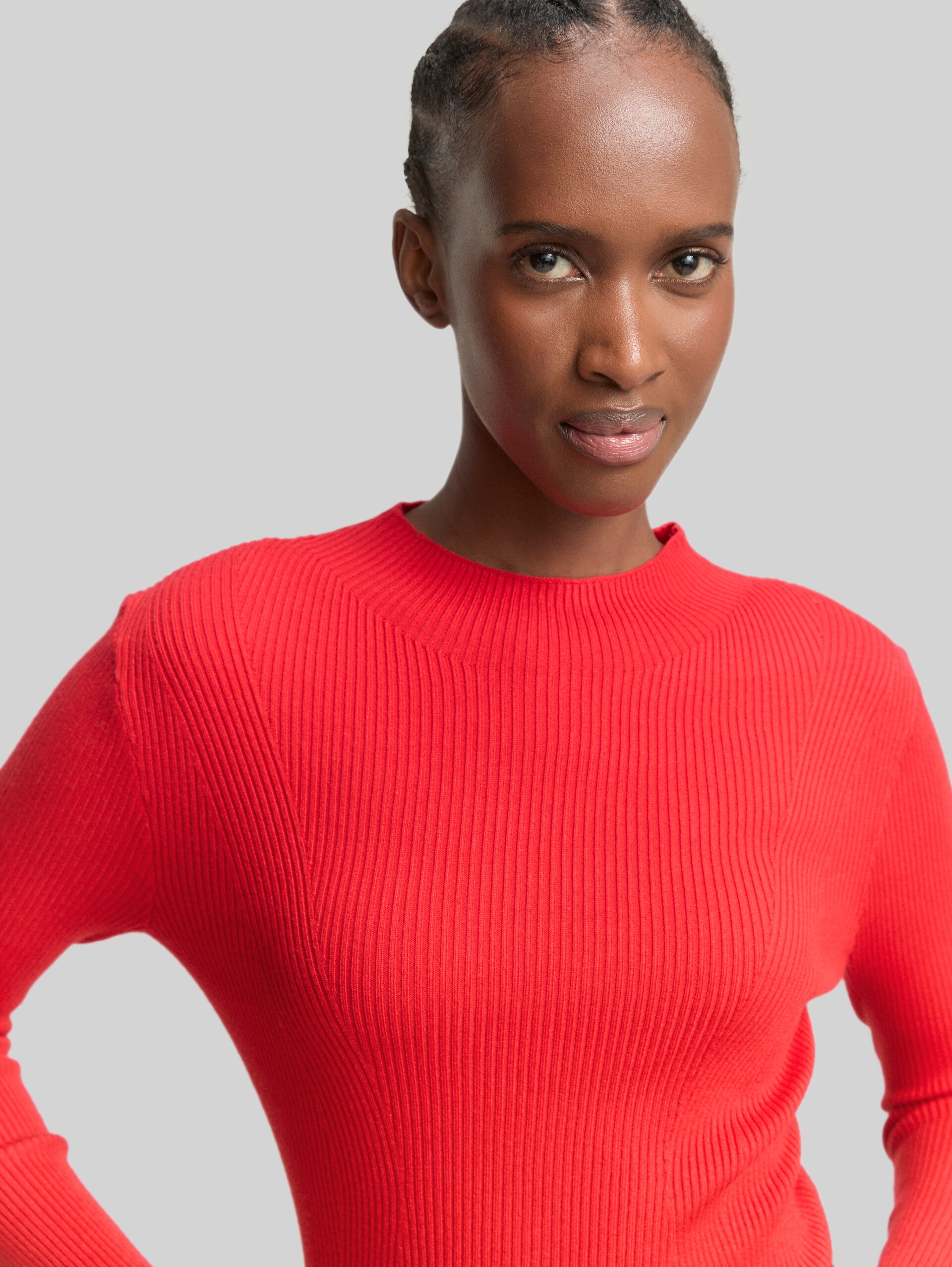 Tight-fit knitted jumper - brilliant red - Detail model view
