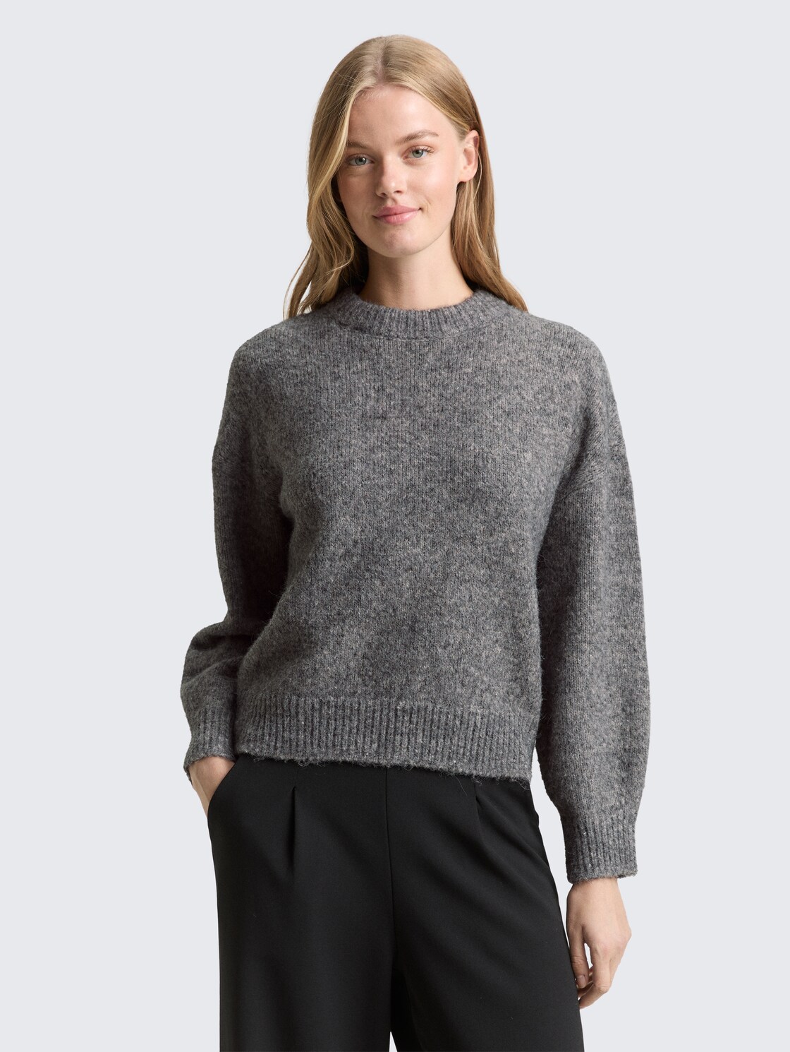 Oversize Strickpullover - Stormy Gray Melange - Ausschnitt Model-Vorderansicht