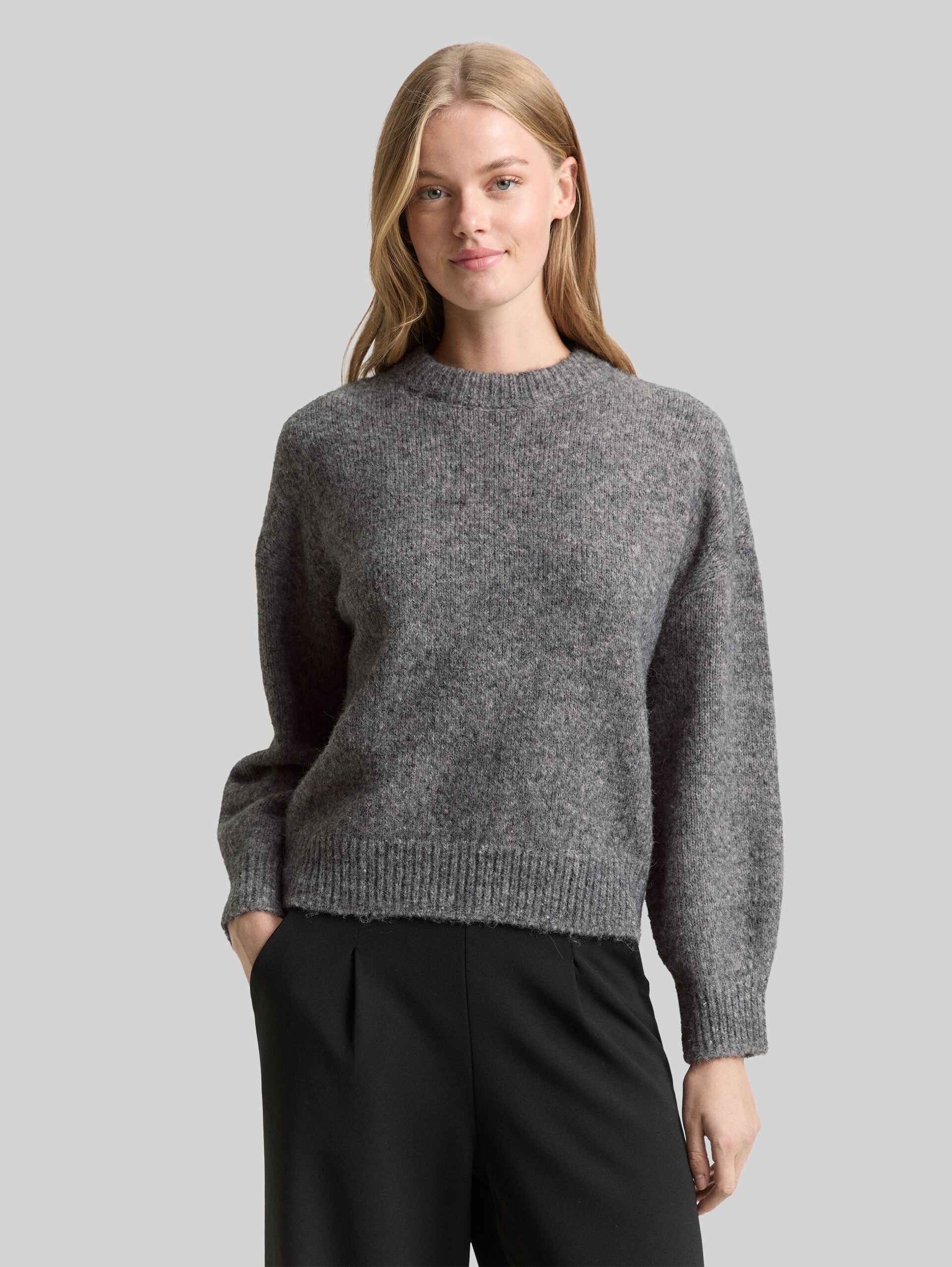 Oversized knitted jumper - Stormy Gray Melange - Neckline model front view