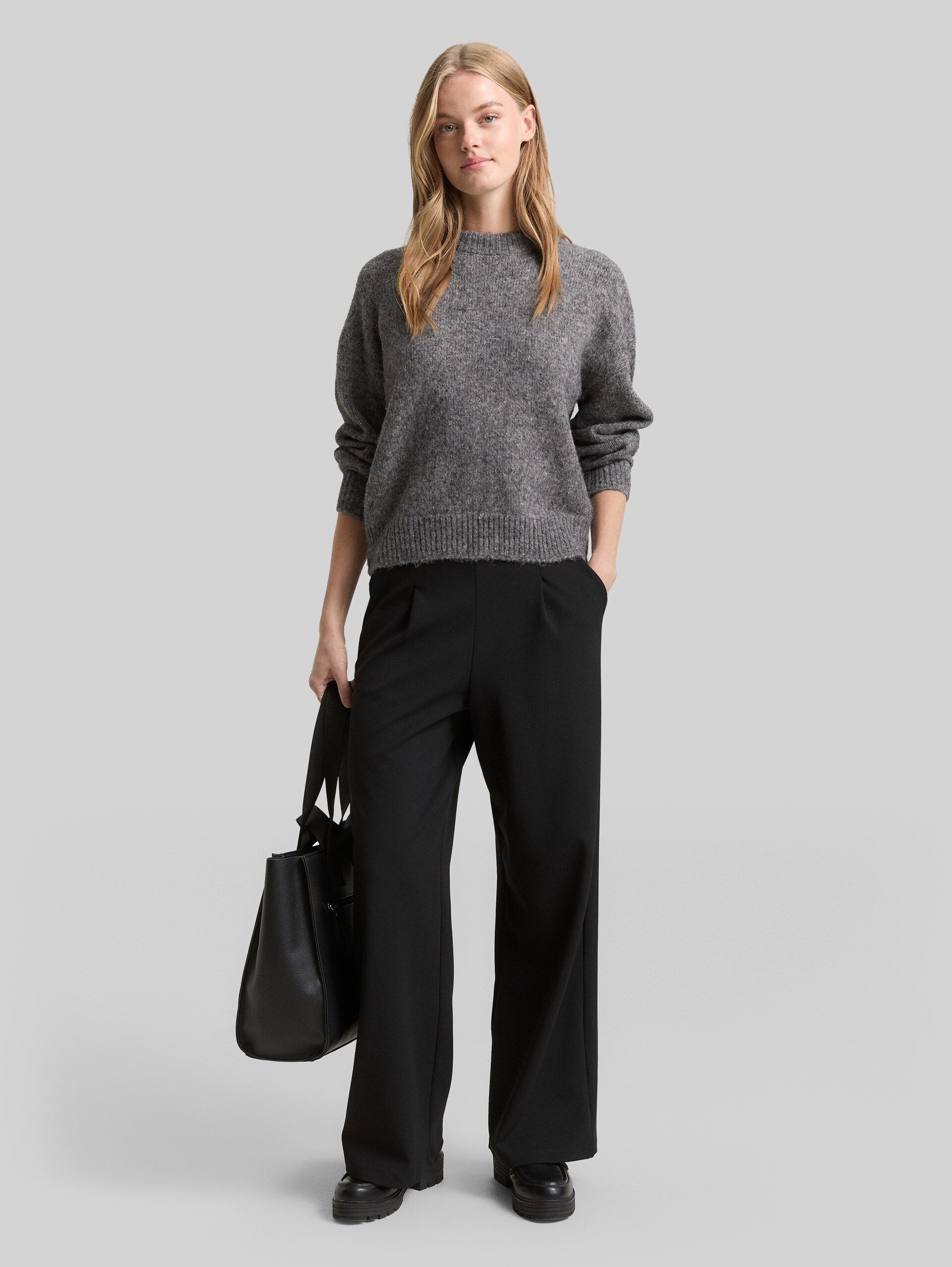 Oversized knitted jumper - Stormy Gray Melange - Model front view
