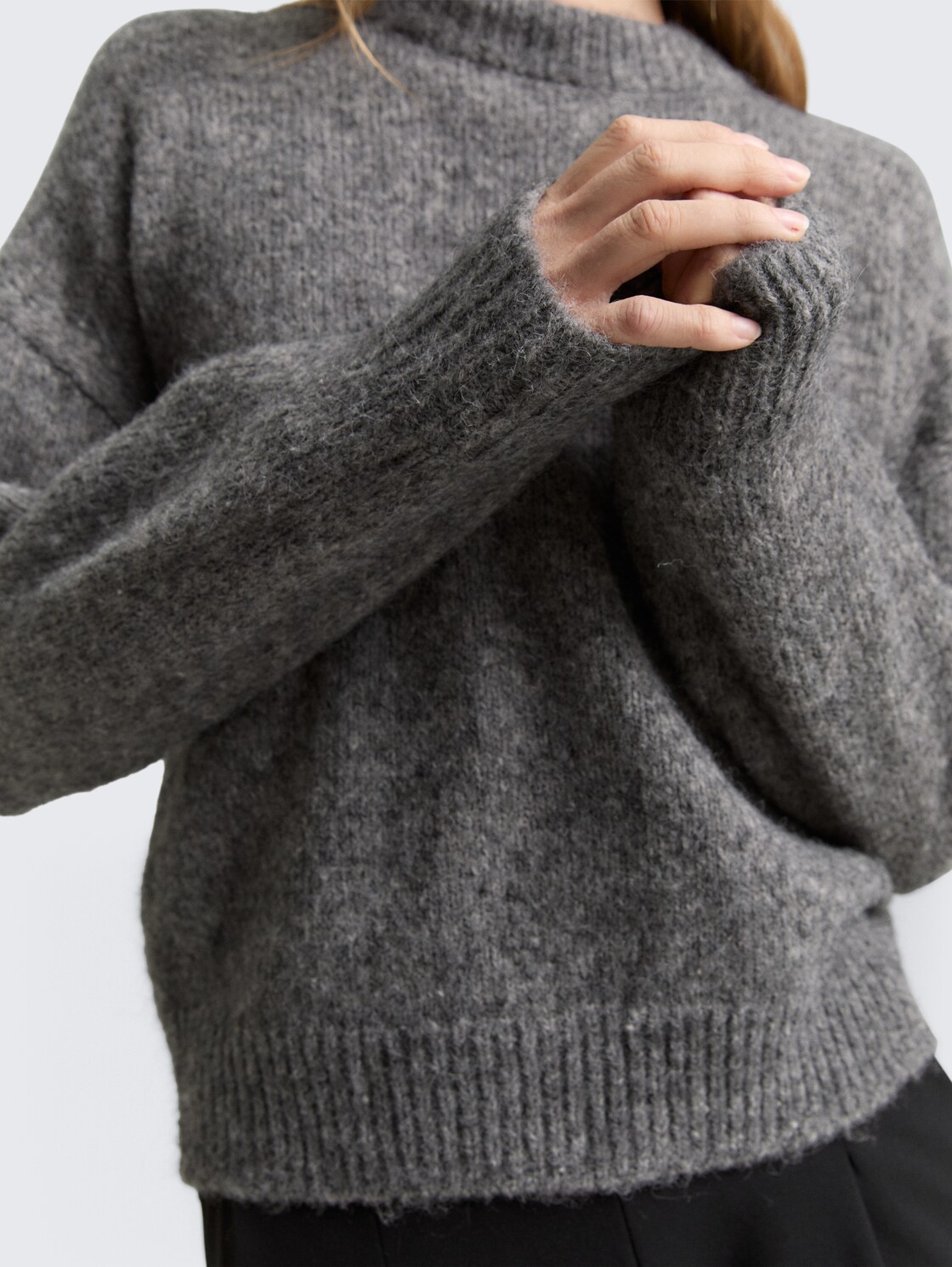 Oversize Strickpullover - Stormy Gray Melange - Detail-Model-Ansicht