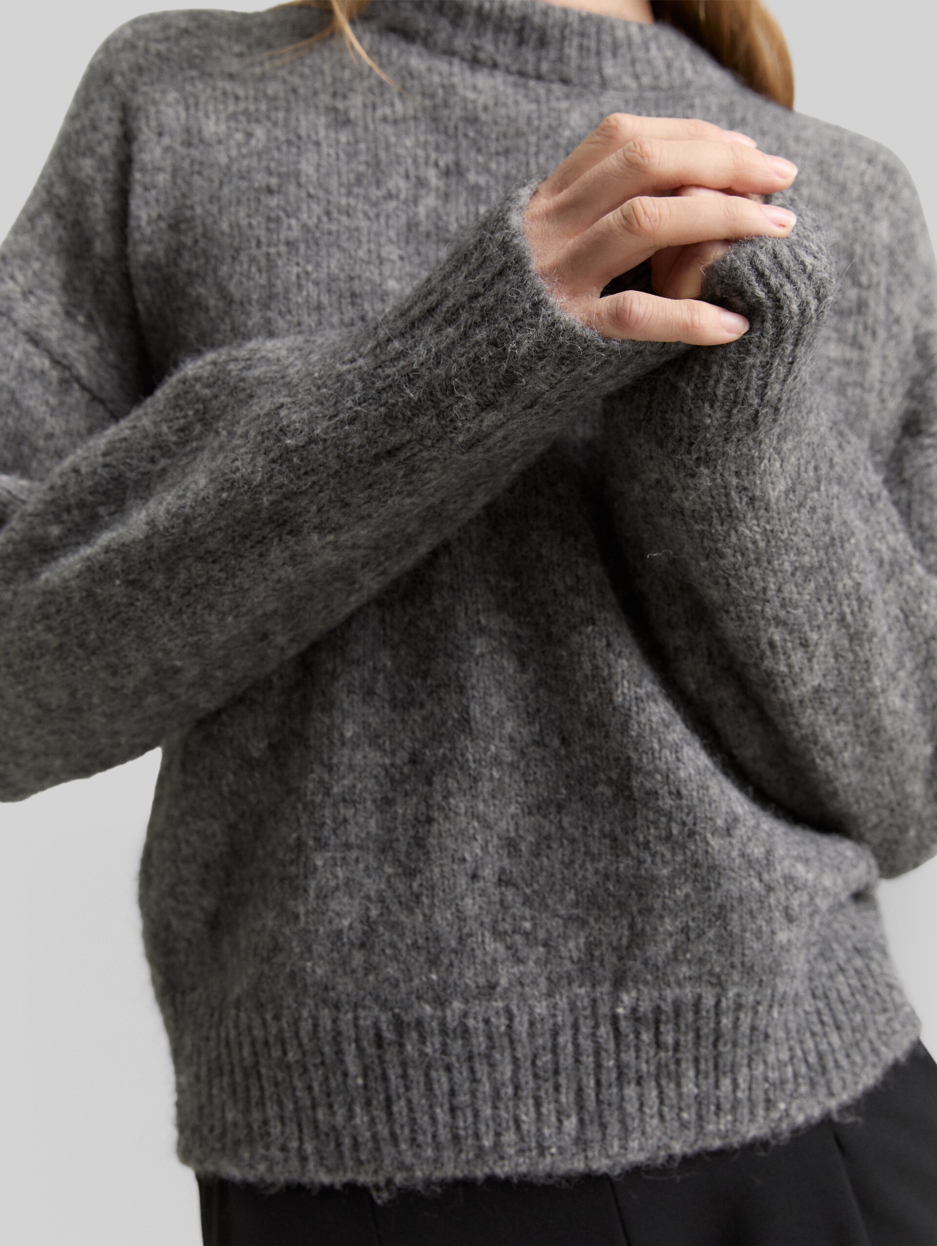 Oversized knitted jumper - Stormy Gray Melange - Detail model view