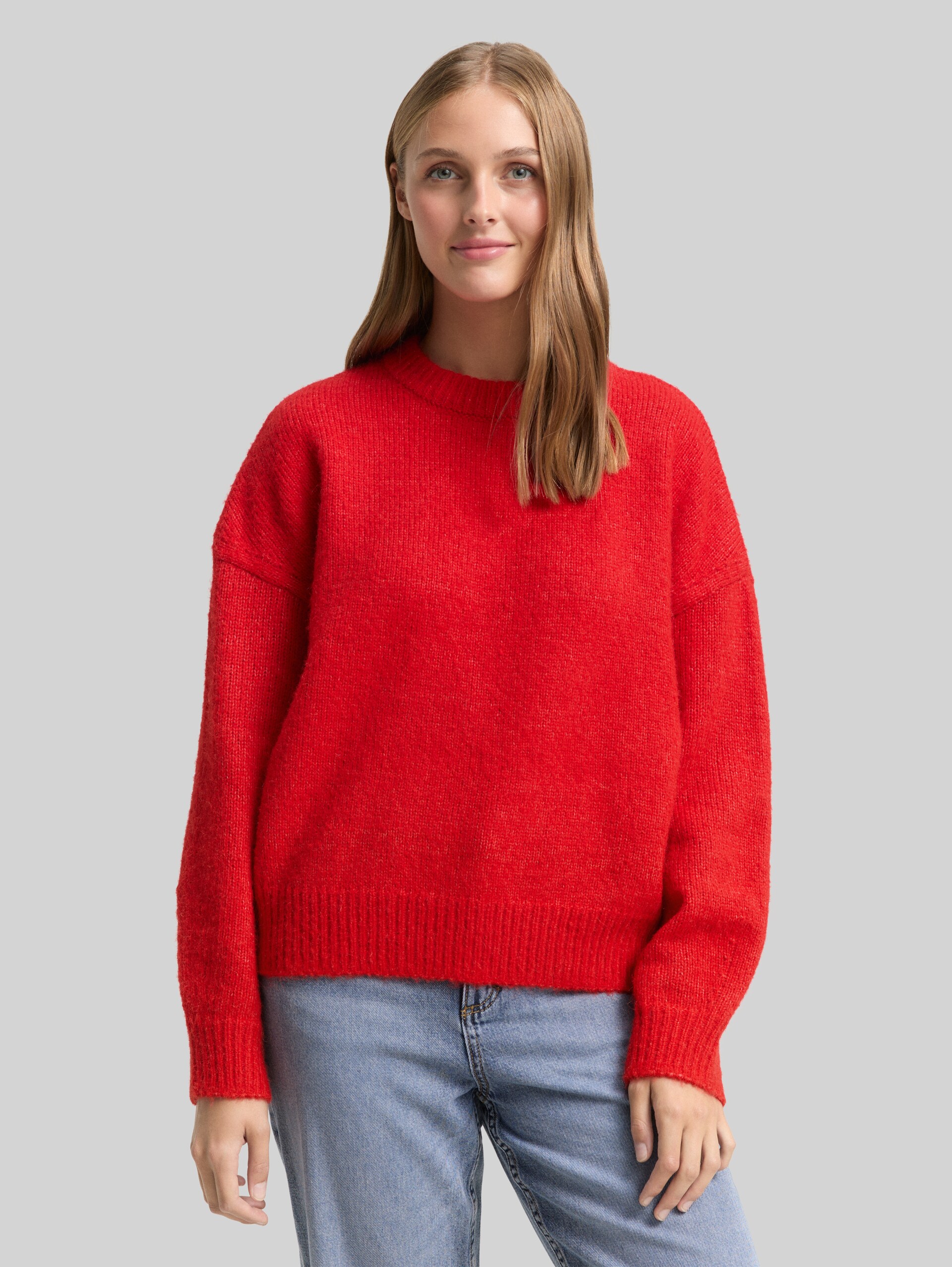 Oversized knitted jumper - brilliant red - Neckline model front view