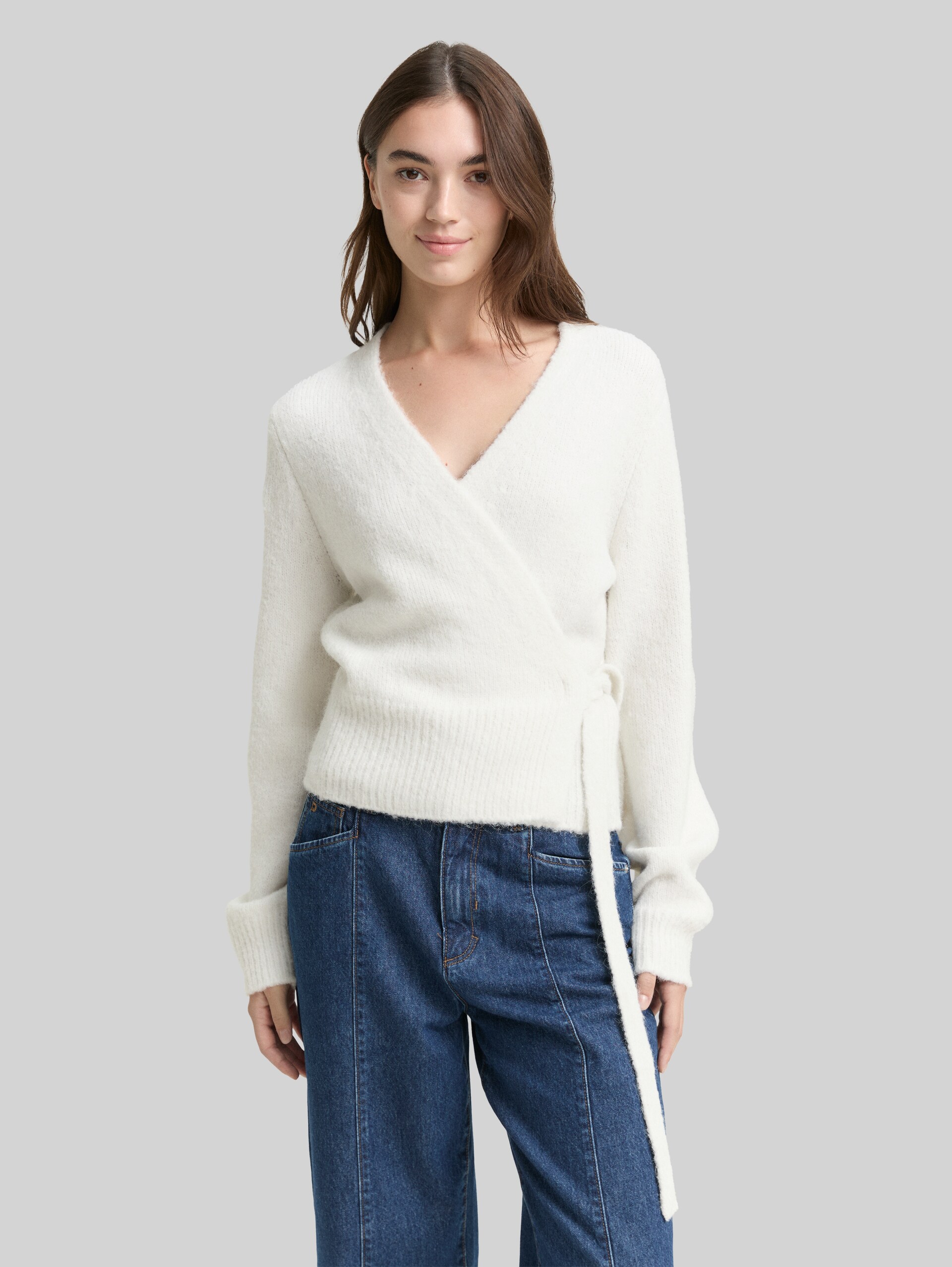 Relaxed fit wrap cardigan - Marble Beige Melange - Neckline model front view
