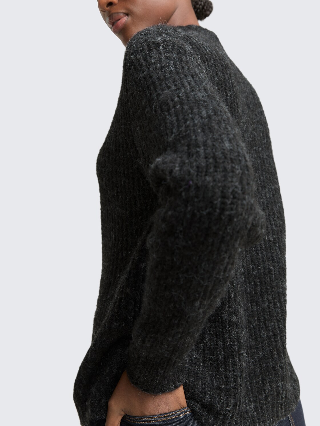 Relaxed Fit Strickpullover mit Stehkragen - Shale Grey Melange - Detail-Model-Ansicht