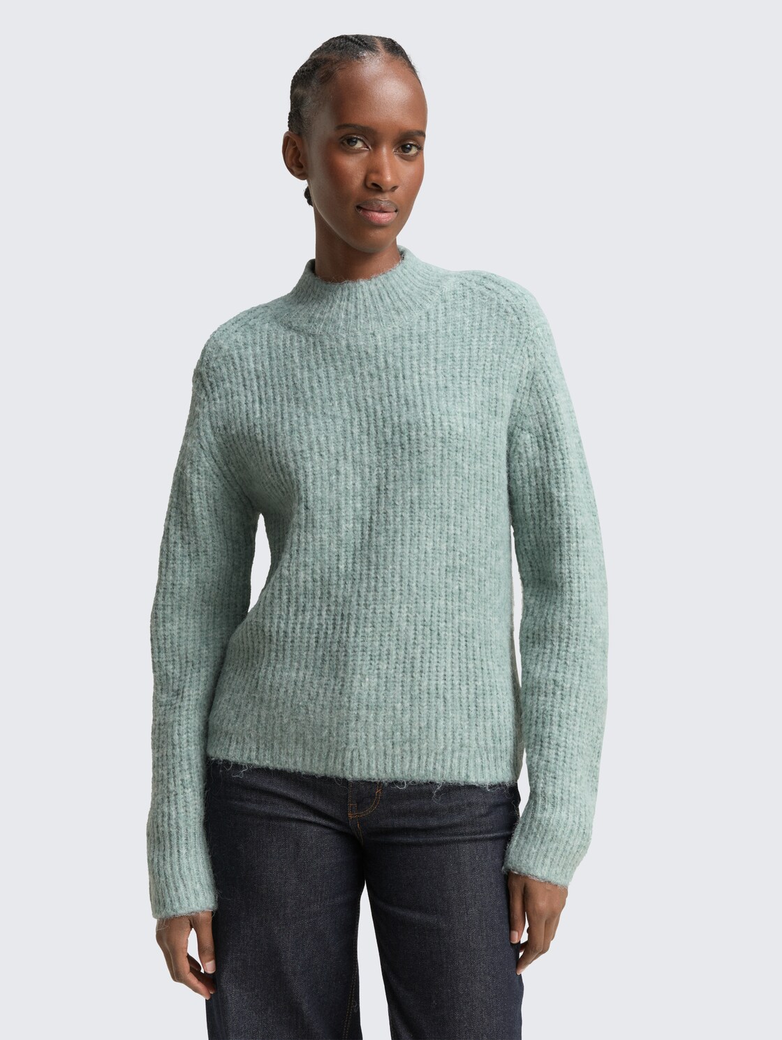 Relaxed Fit Strickpullover mit Stehkragen - Silver Cloud Blue Melange - Ausschnitt Model-Vorderansicht